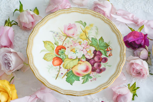 とっても美しいペイントが施されたコンポート。桃や葡萄、苺など果物とバラなどのお花。丁寧に写実的に描かれています。ずーっと眺めていたくなる美しさです。全体的に貫入がありますが、それによって絵画のような雰囲気を醸し出しています。貫入は通常のヒビではなく、油薬の表面上のみのヒビでありそれによって欠けることはありません。紅茶などの着色は着きやすいですのでご使用後はなるべく早く洗ってください。