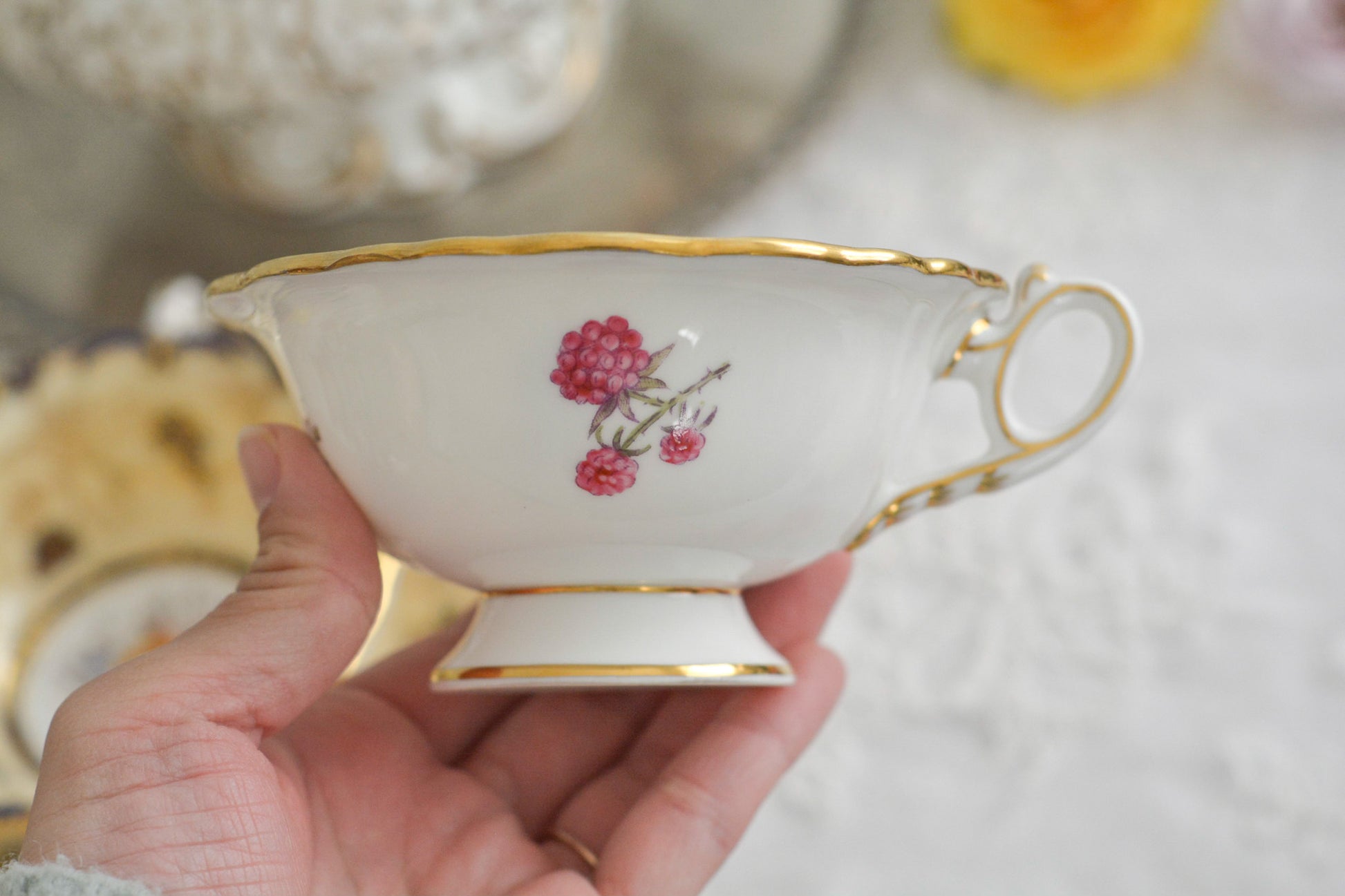 コールポートの1800年代の作品のリバイバルシリーズのオールドコールポートシリーズ。色々なお品がリバイバルされています。こちらはアデレードシェイプのリバイバル。ハンドルはアデレードシェイプハンドルではなくリングハンドルで、素磁も厚めに作られています。ロココリバイバルスタイルの優雅なデザインが美しいです。葡萄やフルーツ、お花の模様が大変豪華で美しいお品です。