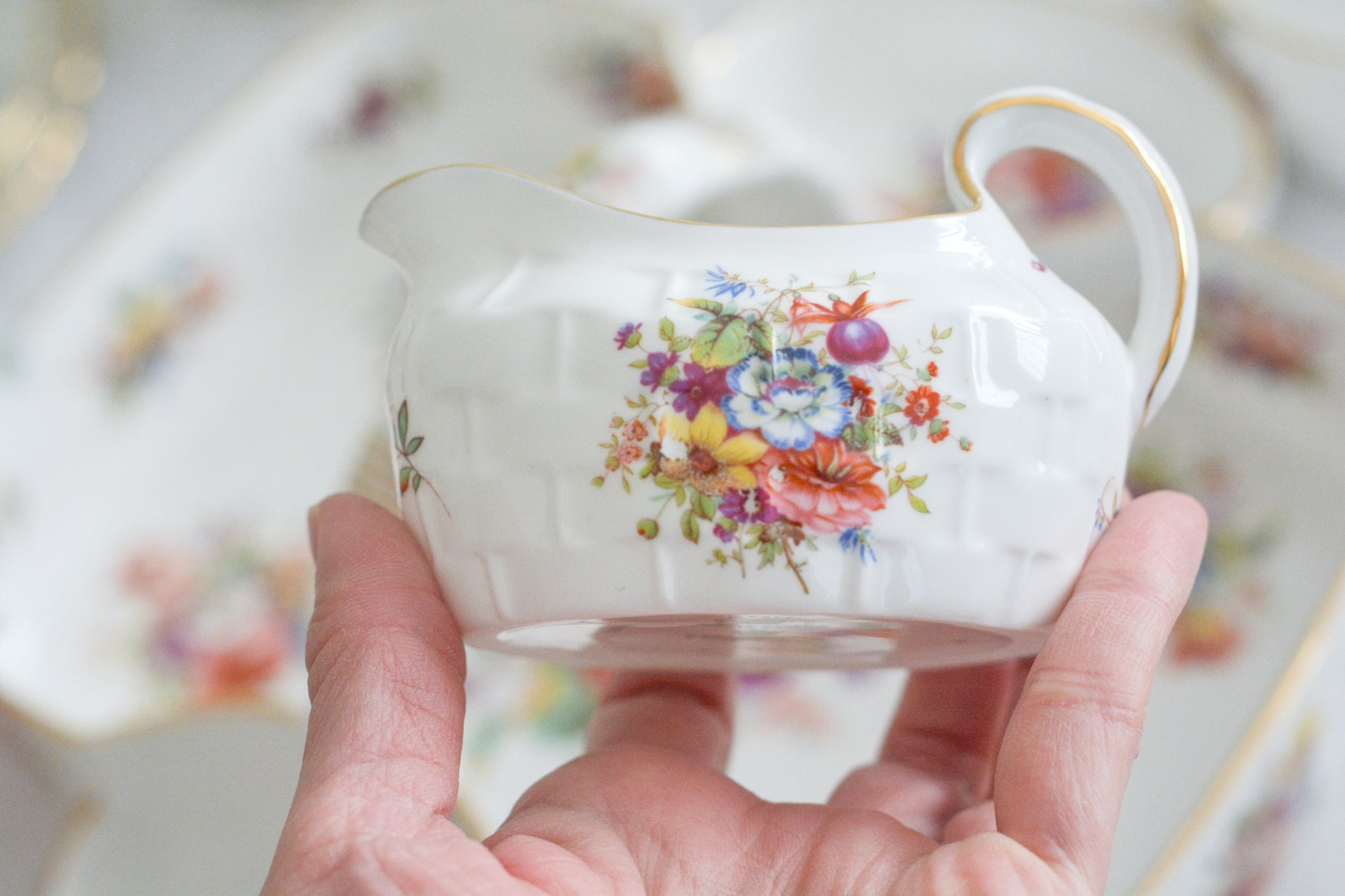 ハマースレイのハワードスプレイシリーズのストロベリーバスケット。ストロベリーバスケットは、イチゴを入れるバスケットでシュガー入れとクリーマーがついています。生産量が少なく、とても人気があるアイテムの一つ。こちらは老舗高級食器店のT.GOODEの特注品です。人気のハワードスプレイの華やかなストロベリーバスケットは、イチゴはもちろん、スコーンや焼き菓子などを乗せても素敵ですね。