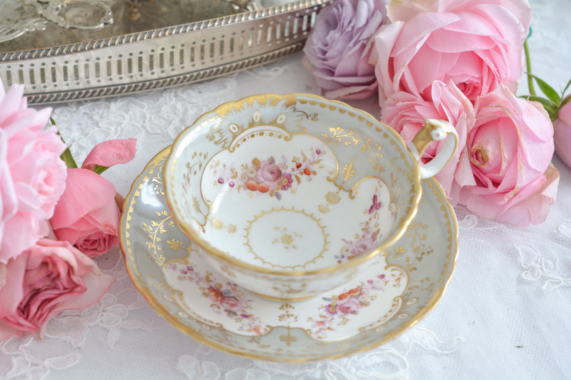 J.Green&Sonsという小売店の優雅なカップです。J.Green&Sonsは1934年から1842年に聖ポール大聖堂近くに店を構えていました。大きなお店だったようです。メーカーのバックスタンプはありません。小売店の希望でメーカーのバックスタンプを入れなかったと推察しています。優しい色合いに優美なシェイプ。ハンドルもとても可愛らしいです。ロココリバイバルのカップで優雅なティータイムをお過ごしください。