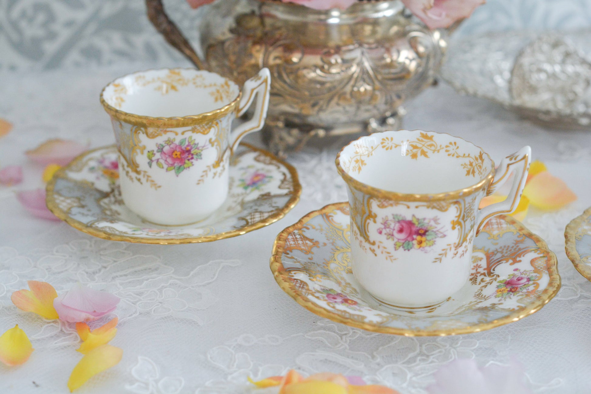 コールポートの人気シリーズ「バットウィング」。バットウィングは、たくさんのカラーバリエーションがあります。グレーカラーはレアカラーで、優しく明るい雰囲気。金彩もとても豪華でテーブルにあるだけでキラキラと輝いて見えます。デミタスカップの小さな世界に豪華で美しい模様がぎゅっと詰まった大変素晴らしいお品です。バットウィングシリーズも状態の良いお品は入手困難になってきました。貴重なグレーのバットウィングの輝きをどうぞお楽しみください。