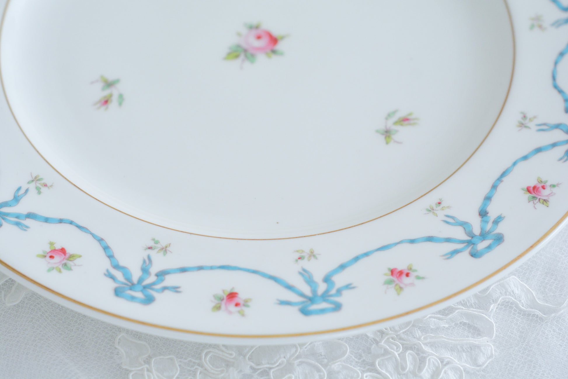 コールポートの可愛らしいディナープレート。水色のリボンと薔薇のガーランドのようなデザインがとても愛らしいです。サービングプレートとしても、ディナープレートとしてもお使いいただけます。ワンプレートランチにお使いいただいても素敵ですね。