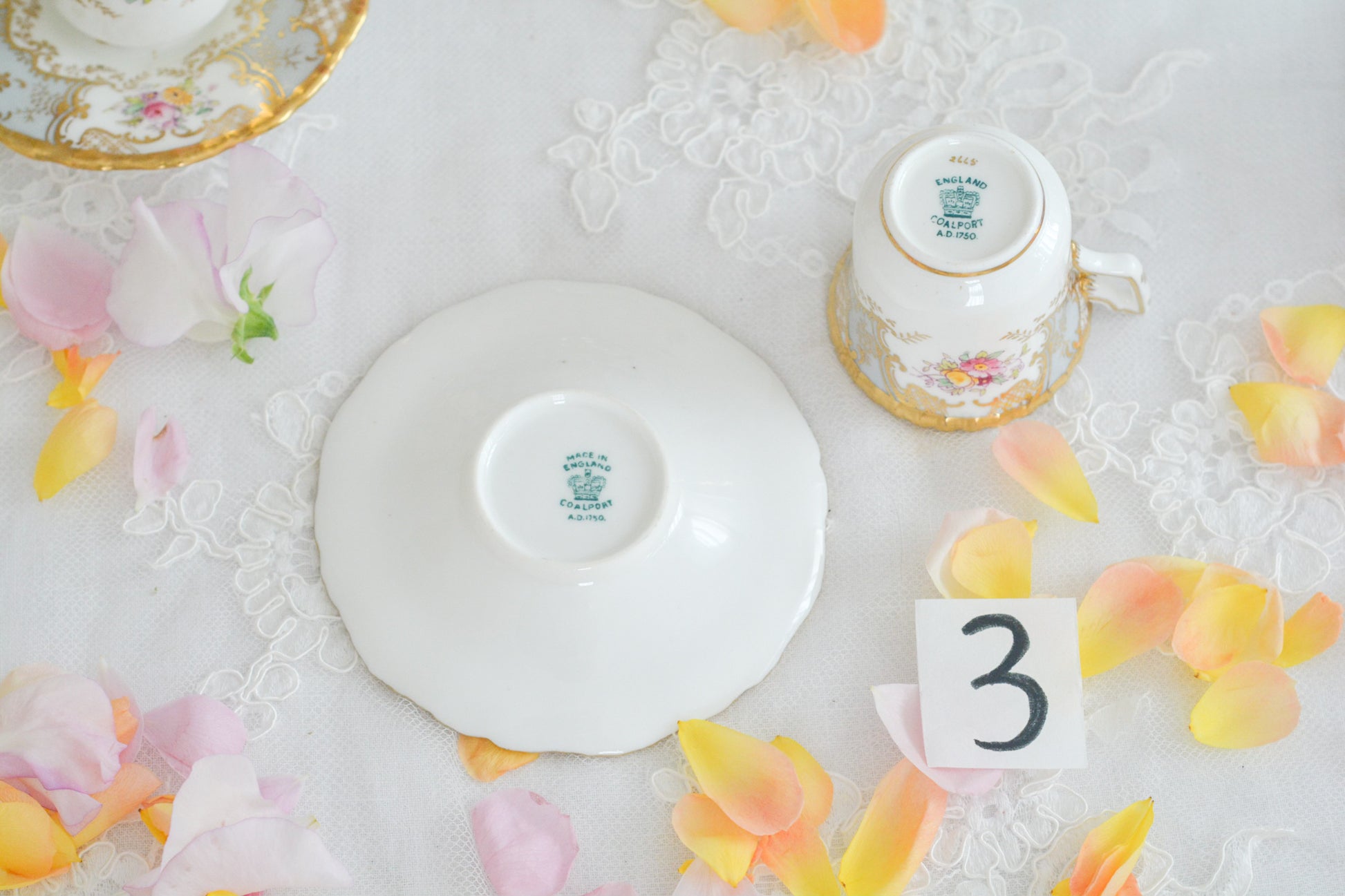 コールポートの人気シリーズ「バットウィング」。バットウィングは、たくさんのカラーバリエーションがあります。グレーカラーはレアカラーで、優しく明るい雰囲気。金彩もとても豪華でテーブルにあるだけでキラキラと輝いて見えます。デミタスカップの小さな世界に豪華で美しい模様がぎゅっと詰まった大変素晴らしいお品です。バットウィングシリーズも状態の良いお品は入手困難になってきました。貴重なグレーのバットウィングの輝きをどうぞお楽しみください。