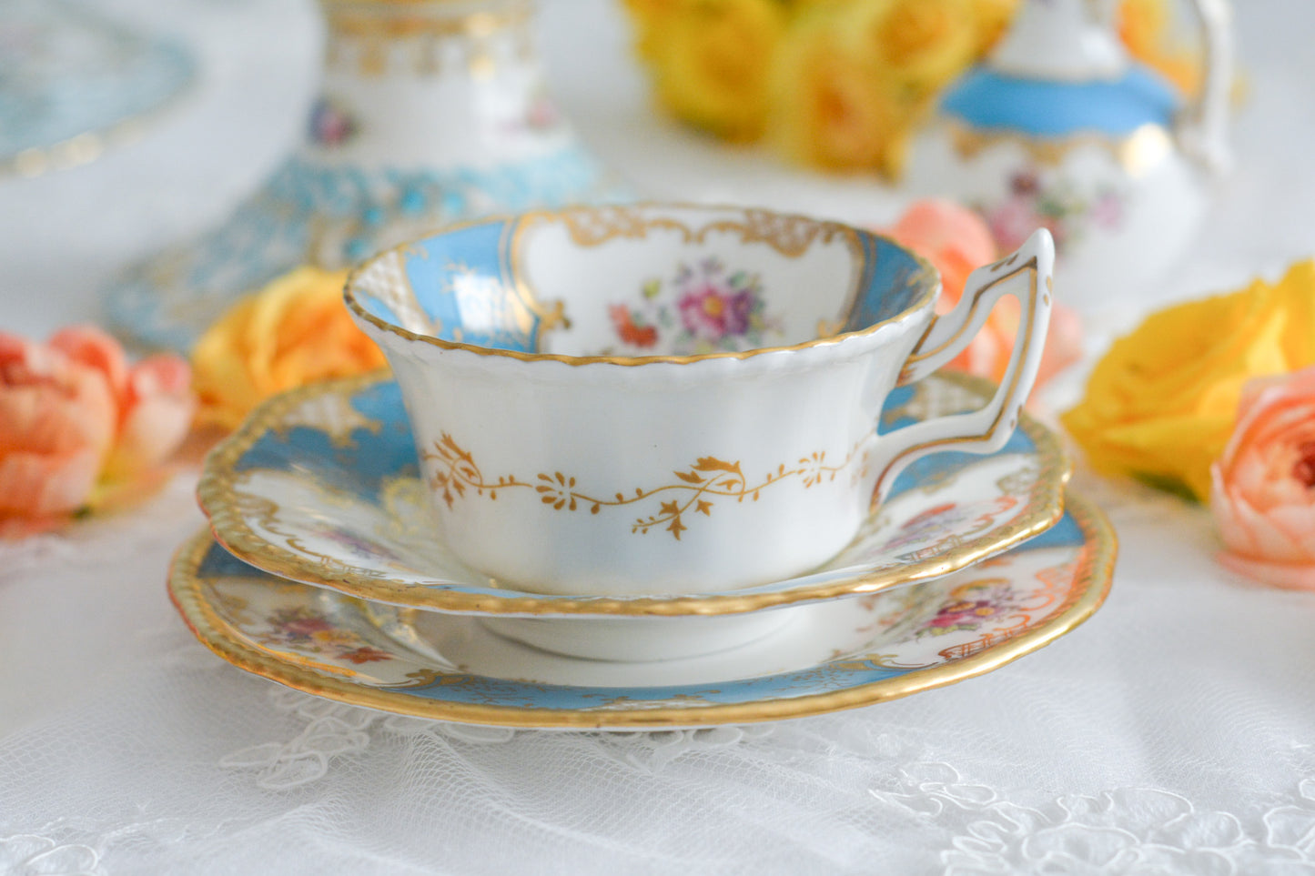 英国アンティーク、コールポートの代表作馬ットウィングシリーズの幻のカラーと言われるターコイズブルーのティートリオ。キラキラと宝石のように輝く美しいカップです。