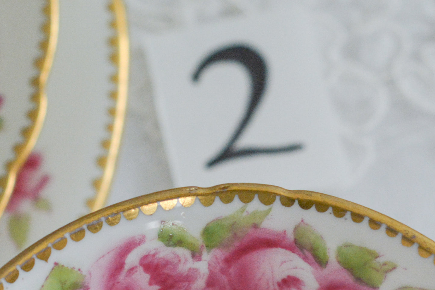 シェリーの美しいティートリオがやってきました。ハンドペイントで描かれたバラが大変華やかです。やはりハンドペイントは立体感があり美しいなと思います。ハンドルも凝った作りで細部まで美しい。春のティータイムのテーブルコーディネートに花を添えてくれますよ。イースターのコーディネートにもぜひ。