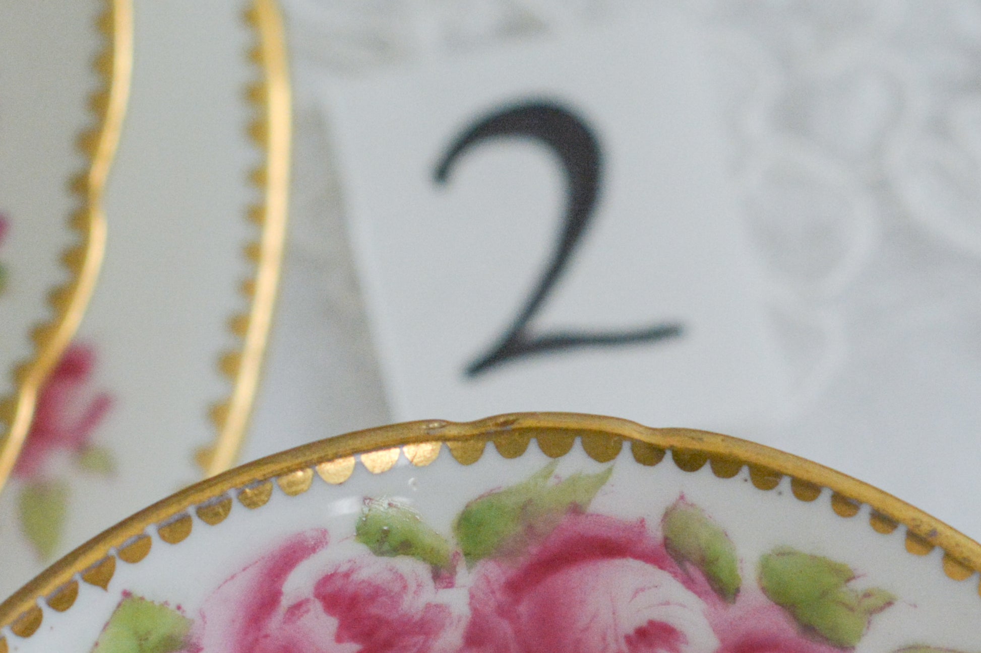 シェリーの美しいティートリオがやってきました。ハンドペイントで描かれたバラが大変華やかです。やはりハンドペイントは立体感があり美しいなと思います。ハンドルも凝った作りで細部まで美しい。春のティータイムのテーブルコーディネートに花を添えてくれますよ。イースターのコーディネートにもぜひ。