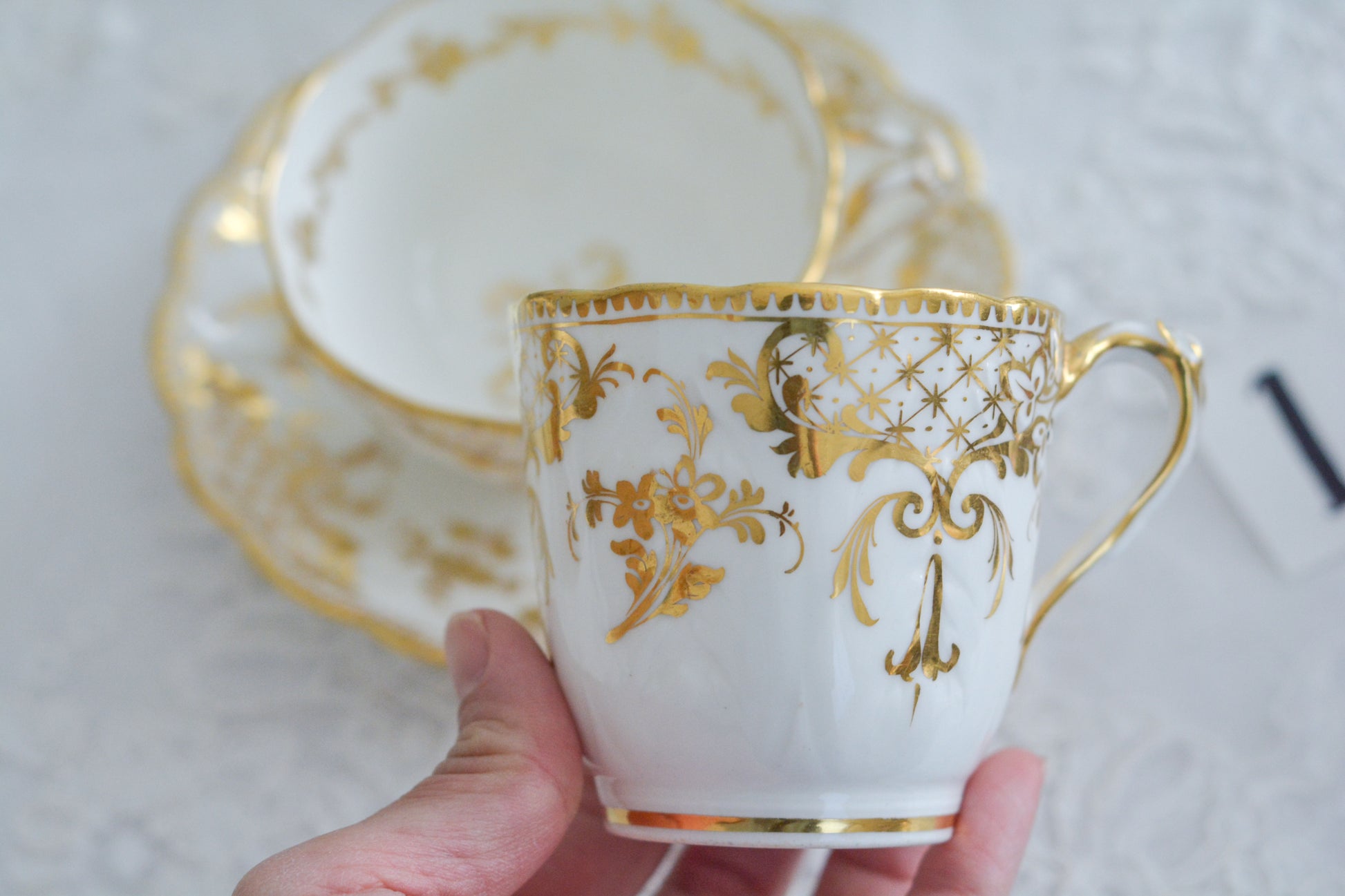 リッジウェイのFoliage Shapeのトゥルートリオ。ハンドル部分には葉っぱの模様がついていてとても可愛らしいシェイプです。白磁に金彩の模様がとても豪華でリッジウェイらしい作品です。トゥルートリオは、ティーカップ、コーヒーカップ、ソーサーのセットでヴィクトリア時代の初期頃まではトリオといえばこちらが主流でした。今ではとても貴重になっています。紅茶もコーヒーも楽しめるのがいいですね。