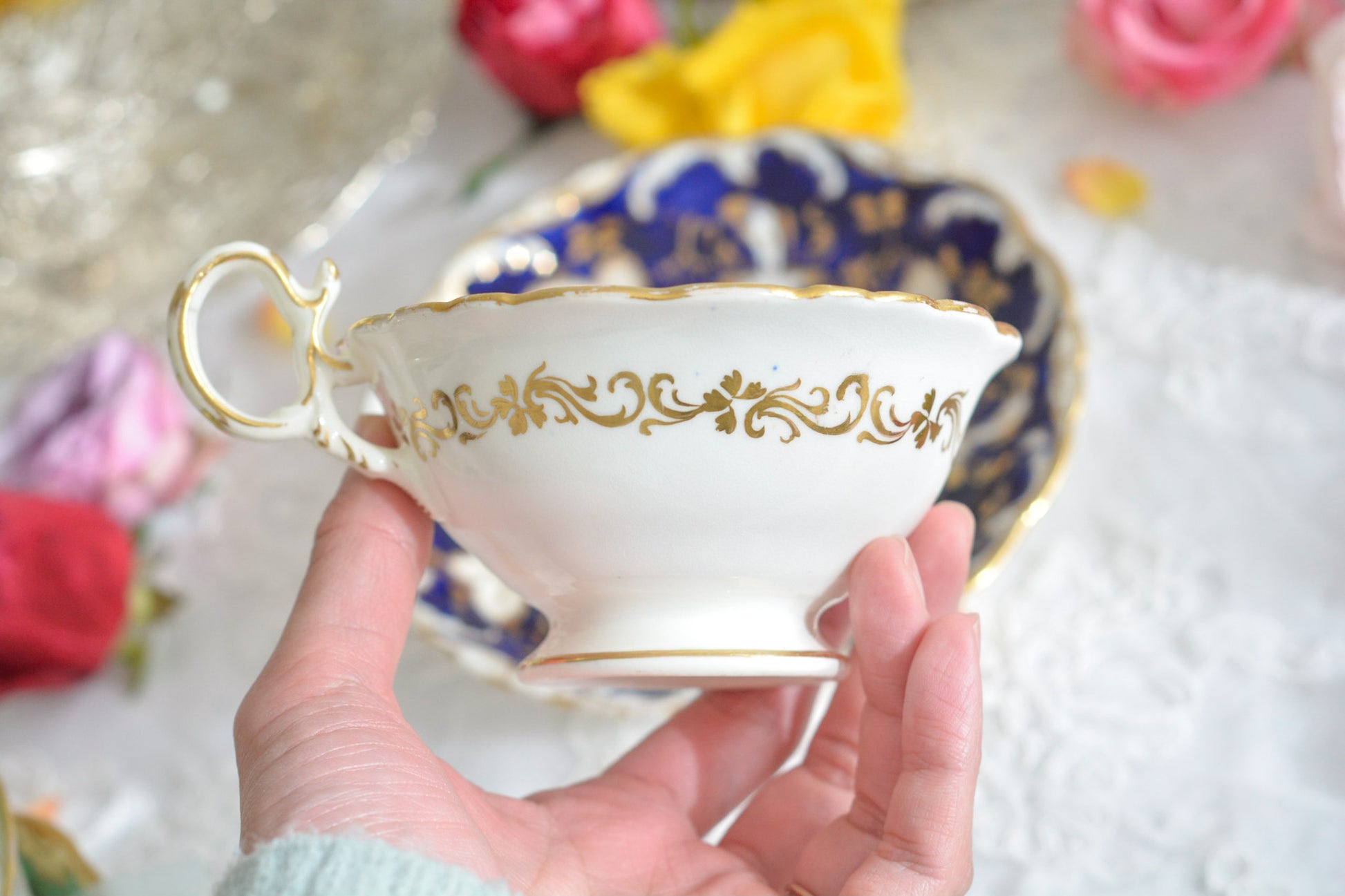 コバルトブルーに金彩の葉っぱ模様が大変美しい、コールポートアデレードシェイプのカップ&ソーサーです。優美なシェイプは大変美しく、重厚感がありながら繊細さも感じるお品です。カップに1ヶ所古いヒビが入っているためお値打ち価格になっています。ヒビはあるものの、ロココリバイバルの大変美しいカップです。