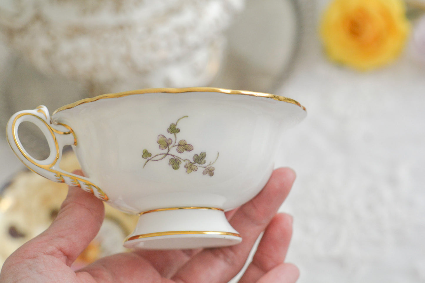 コールポートの1800年代の作品のリバイバルシリーズのオールドコールポートシリーズ。色々なお品がリバイバルされています。こちらはアデレードシェイプのリバイバル。ハンドルはアデレードシェイプハンドルではなくリングハンドルで、素磁も厚めに作られています。ロココリバイバルスタイルの優雅なデザインが美しいです。葡萄やフルーツ、お花の模様が大変豪華で美しいお品です。