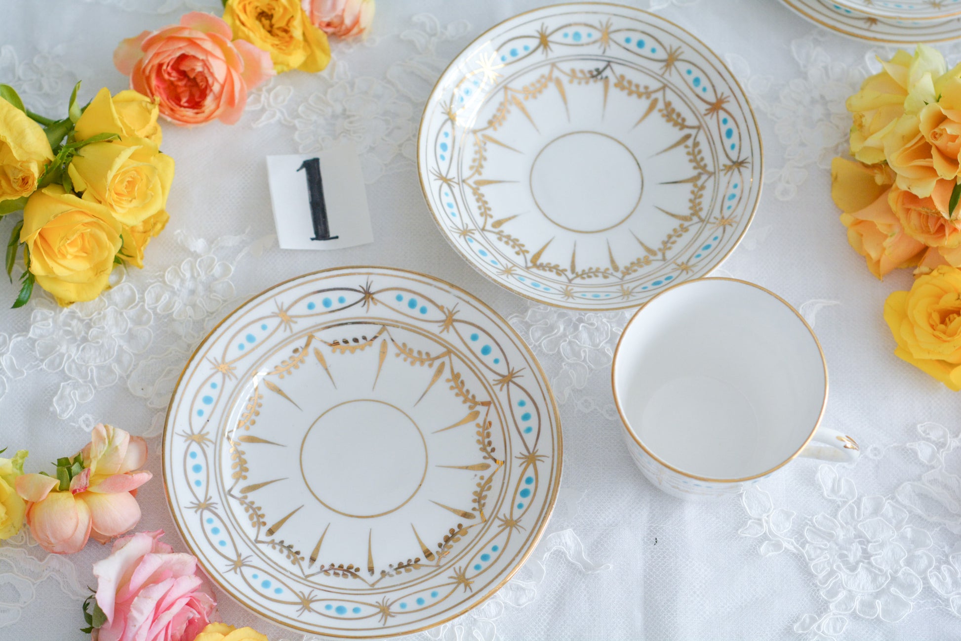 ハンドペイントで描かれた曲線美。アールヌーボースタイルのティートリオです。金彩にターコイズブルーのドットのコントラストが素敵なお品。カップは紅茶にもコーヒーにもお使いいただきやすいデザインです。