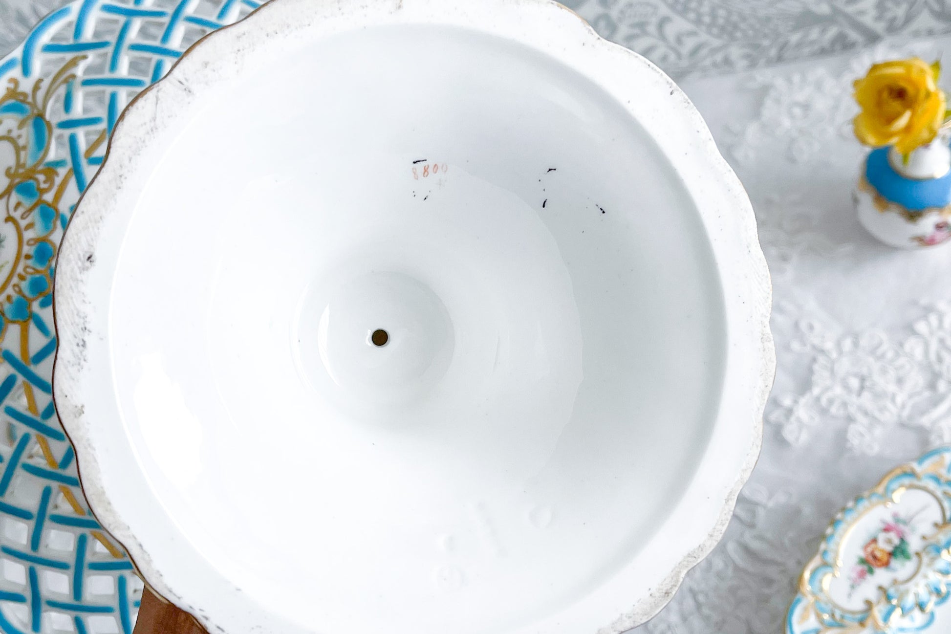 ミントンの人気の8800番。たいへん手に入りにくいお品ですが、その中でもたいへん貴重なコンポートです。ミントンブルーの格子模様に手描きの花々がキラキラと宝石のように輝きます。言葉では言い表せない美しさがこのコンポートにはあります。後世に継いでいきたい宝物です。