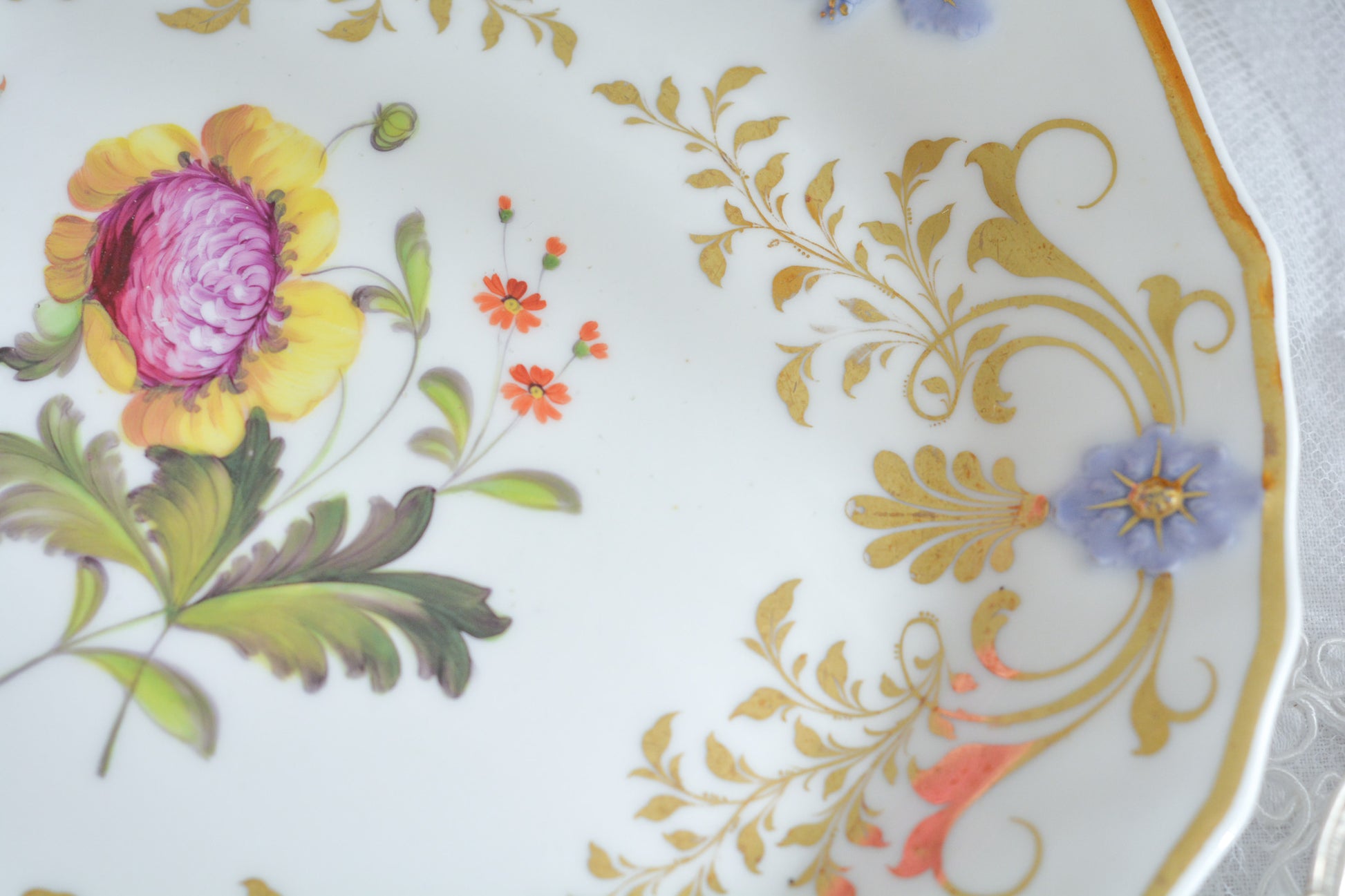 H&Rダニエルは1822年から1846年までという短い期間しか製造していないのですが、とても素晴らしい磁器を作っていたメーカです。 数がとても少なく、なかなか見つけることが難しいのですが「出会えたらいいな」と日々探していてこのプレートに巡り会えました!中央に描かれたお花は繊細なタッチで描かれています。縁の立体的な葡萄とお花の装飾はパープルブルーと金彩で彩られています。 この美しいプレートでティータイムをお楽しみいただけたら嬉しいです。