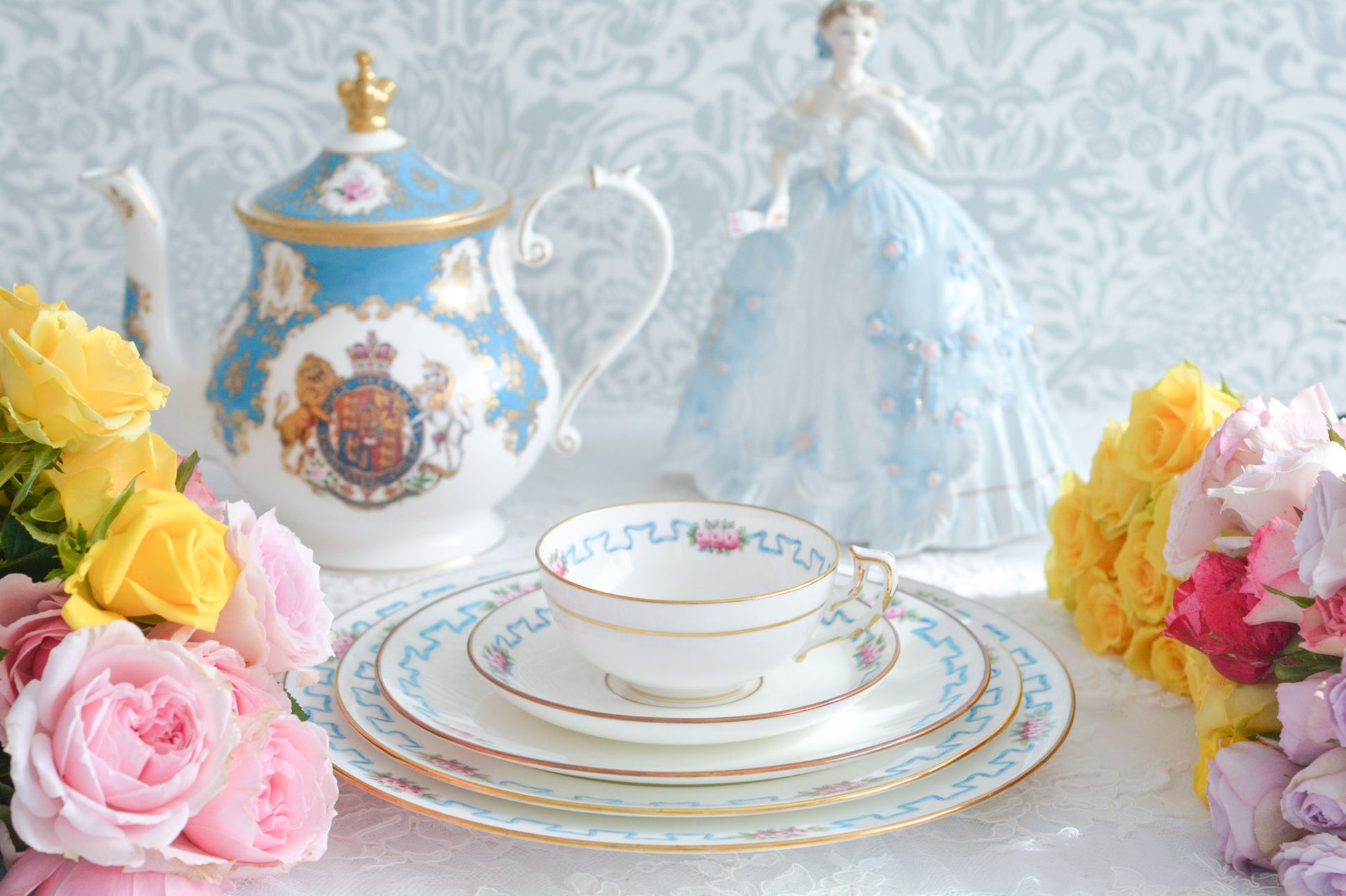 ミントンブルーのリボンに可憐な薔薇の模様が可愛らしいティーセット。カップ&ソーサー、サイドプレート、ランチョンプレート、ディナープレートのお得なセットで、どのシーンにも対応できるセットです。お茶やお食事などこのセットでお楽しみください。大きなプレートはサービングプレートとしても活躍します