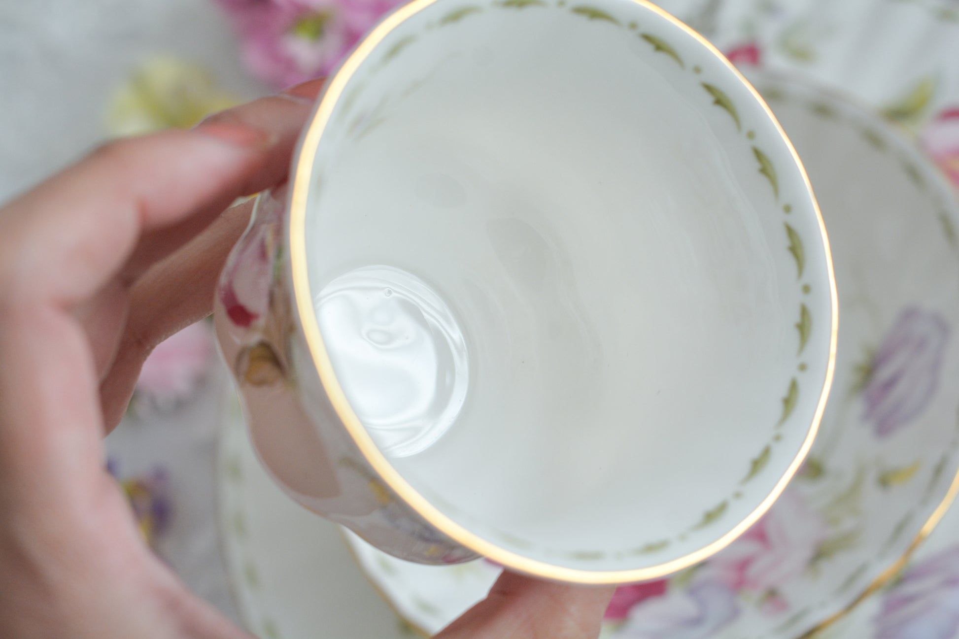 ロイヤルアルバートの人気シリーズの一つ、「フラワーオブマンス」1月から12月までそれぞれの季節のお花がモチーフのシリーズで、ついつい集めたくなってしまう魅力があります。今回ご紹介するのは、4月(April)。4月のお花はスイトピーです。春らしい明るいカラーでとても可愛らしいお品。貴重なトリオとなっております。4月生まれの方はもちろん、コレクションしてらっしゃる方、お探しの方もぜひ。