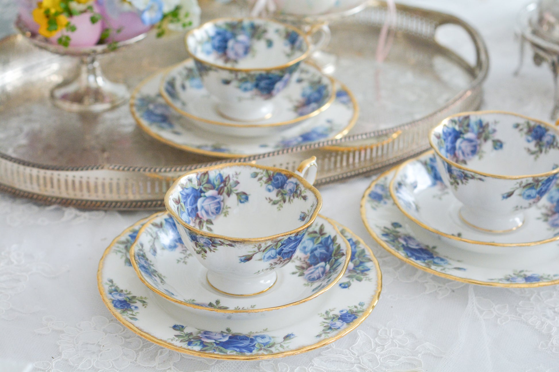 ブルーのバラが美しい、ロイヤルアルバートのムーンライトシリーズのティートリオです。オールドカントリーローズのブルーバージョンで、世界的に人気のあるシリーズです。英国湖水地方の庭園をイメージしたと言われる、美しい色合いがとても美しくティータイムを彩ります。こちらは全部で3点ございます。