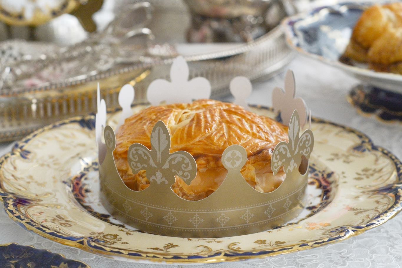 コバルトブルーに金彩の縁どりに豪華な模様。ロココリバイバルの優美なプレートです。バックスタンプには小売店のスタンプのみですが、以前ご紹介したアデレードシェイプにデザインがよく似ております、その為、コールポートの作品かなと推察しております。スイーツやフルートのせて当時ような華やかなティータイムをお楽しみください。