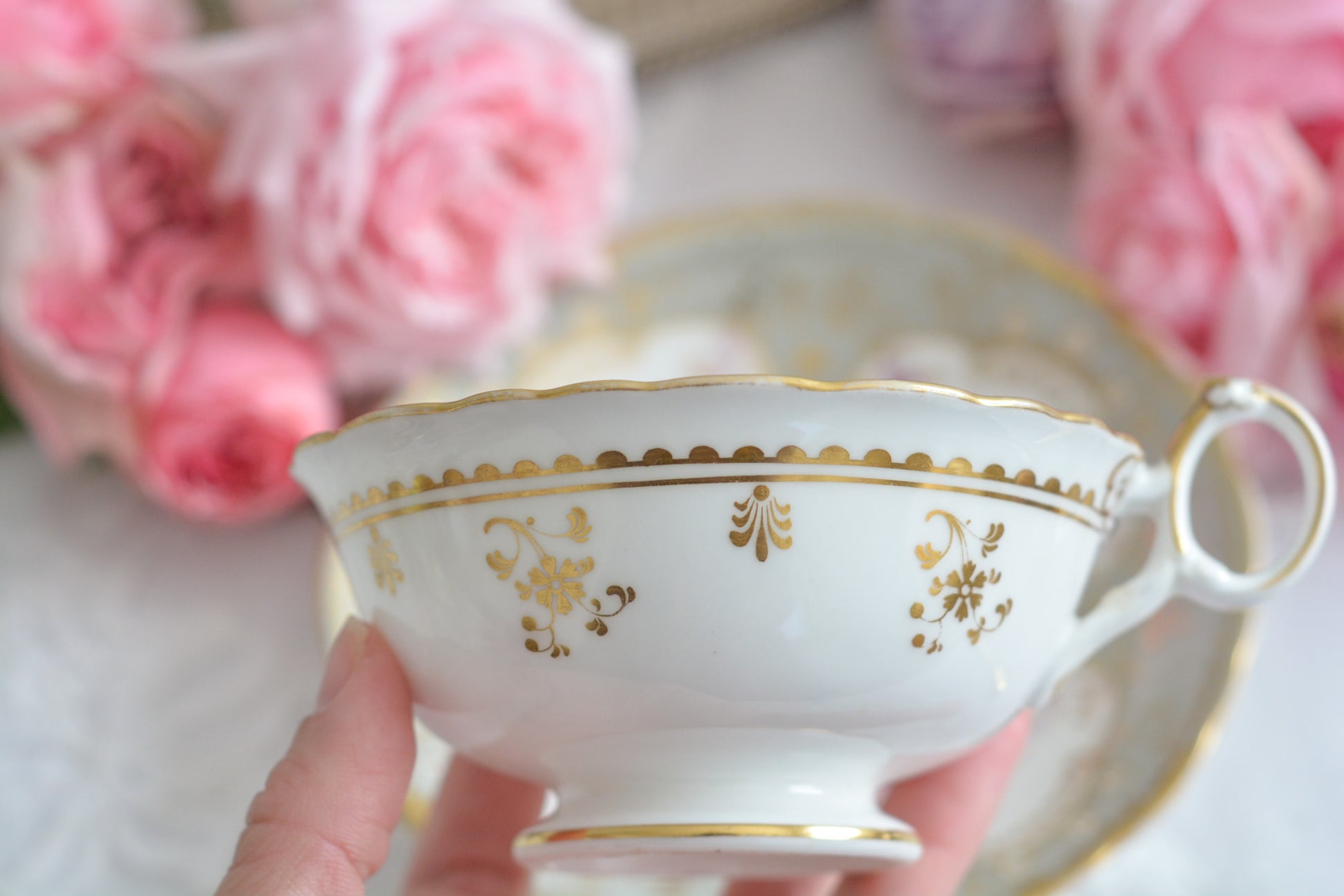 J.Green&Sonsという小売店の優雅なカップです。J.Green&Sonsは1934年から1842年に聖ポール大聖堂近くに店を構えていました。大きなお店だったようです。メーカーのバックスタンプはありません。小売店の希望でメーカーのバックスタンプを入れなかったと推察しています。優しい色合いに優美なシェイプ。ハンドルもとても可愛らしいです。ロココリバイバルのカップで優雅なティータイムをお過ごしください。