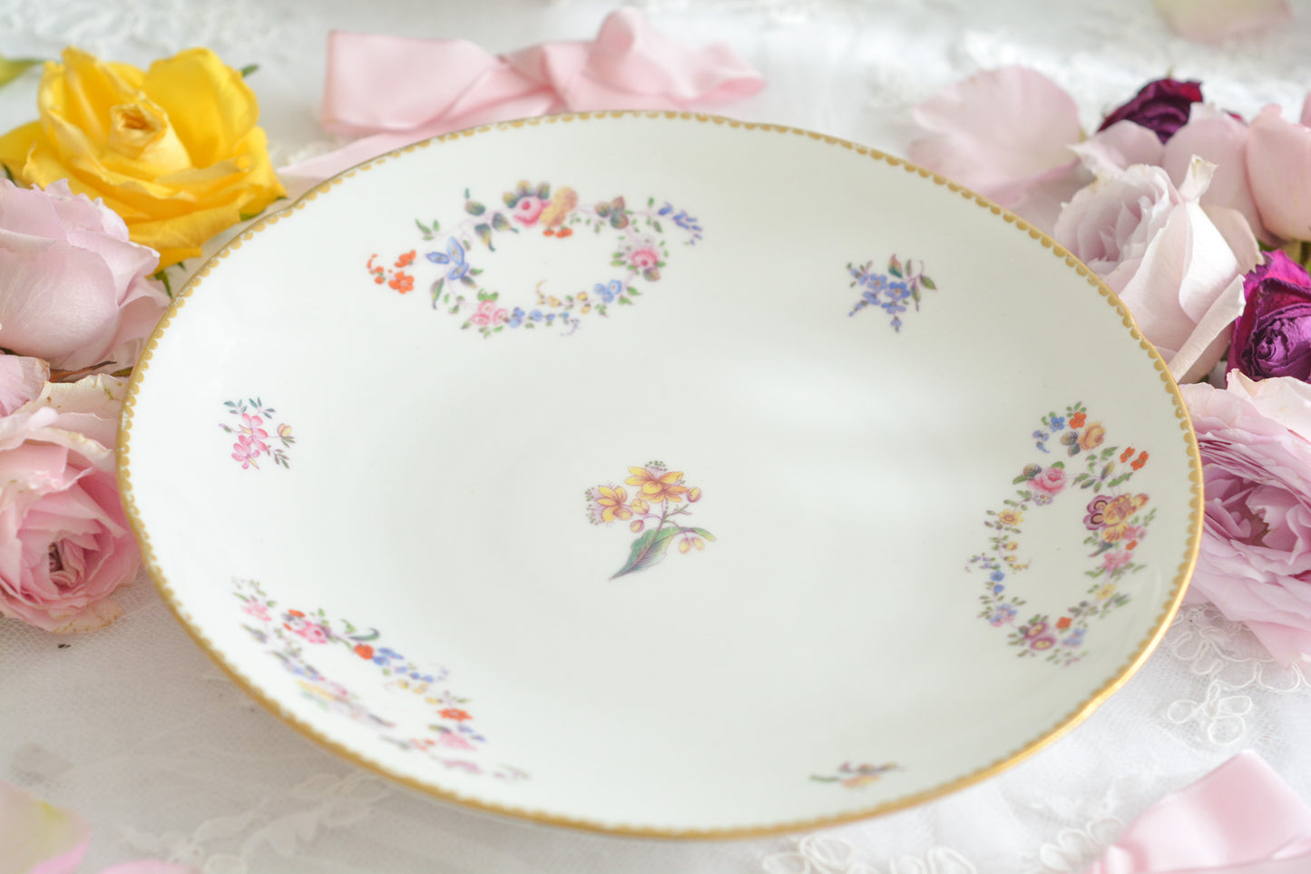 ロンドンに1825年〜1917年に営業していた「ダニエル」という小売店がオーダーしたデザートプレートです。バックスタンプはダニエルのマークのみで製造元のマークはありません。その為どのメーカーにオーダーしたのは詳細はわかりませんが、可憐な小花たちがとても美しいプレートです。ダニエルは、コールポートなどに特注品をオーダーしていたと専門書に記述があります。きっと力のあった小売店だったのだろうと思います。