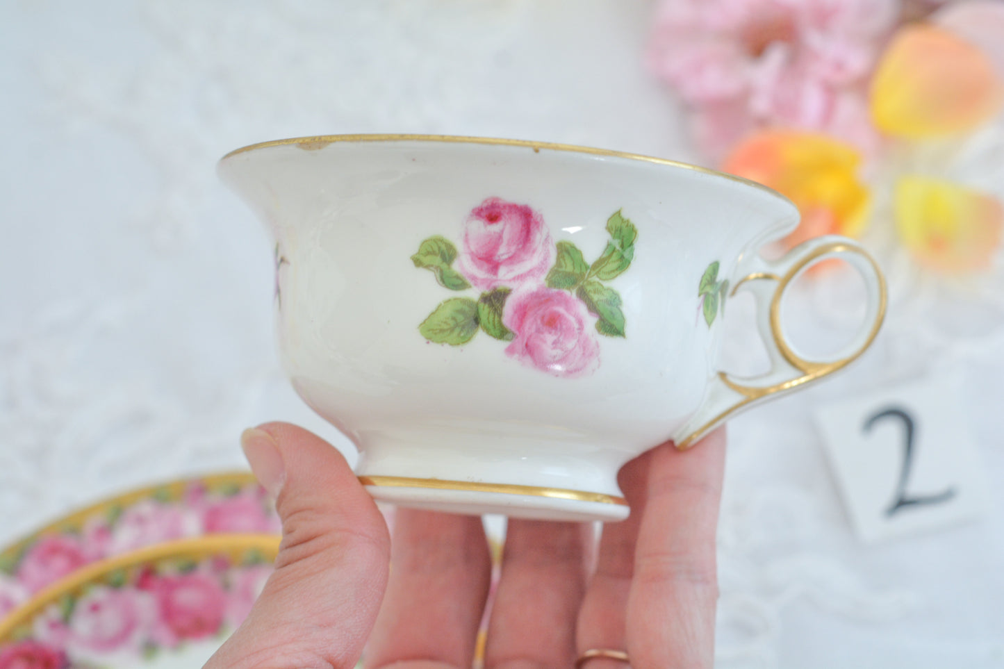 ジョージ・ジョーンズ・クレッセントのとても可憐なティートリオです。バラの花とたっぷりの金彩が豪華で華やかです。バラの模様は季節を選ばず1年を通してお使いいただけますが、今のバラの季節に特にぴったりなお品。クレッセントらしい可憐で上品な雰囲気がティータイムを盛り上げます。テーブルがとても華やかになりますよ。