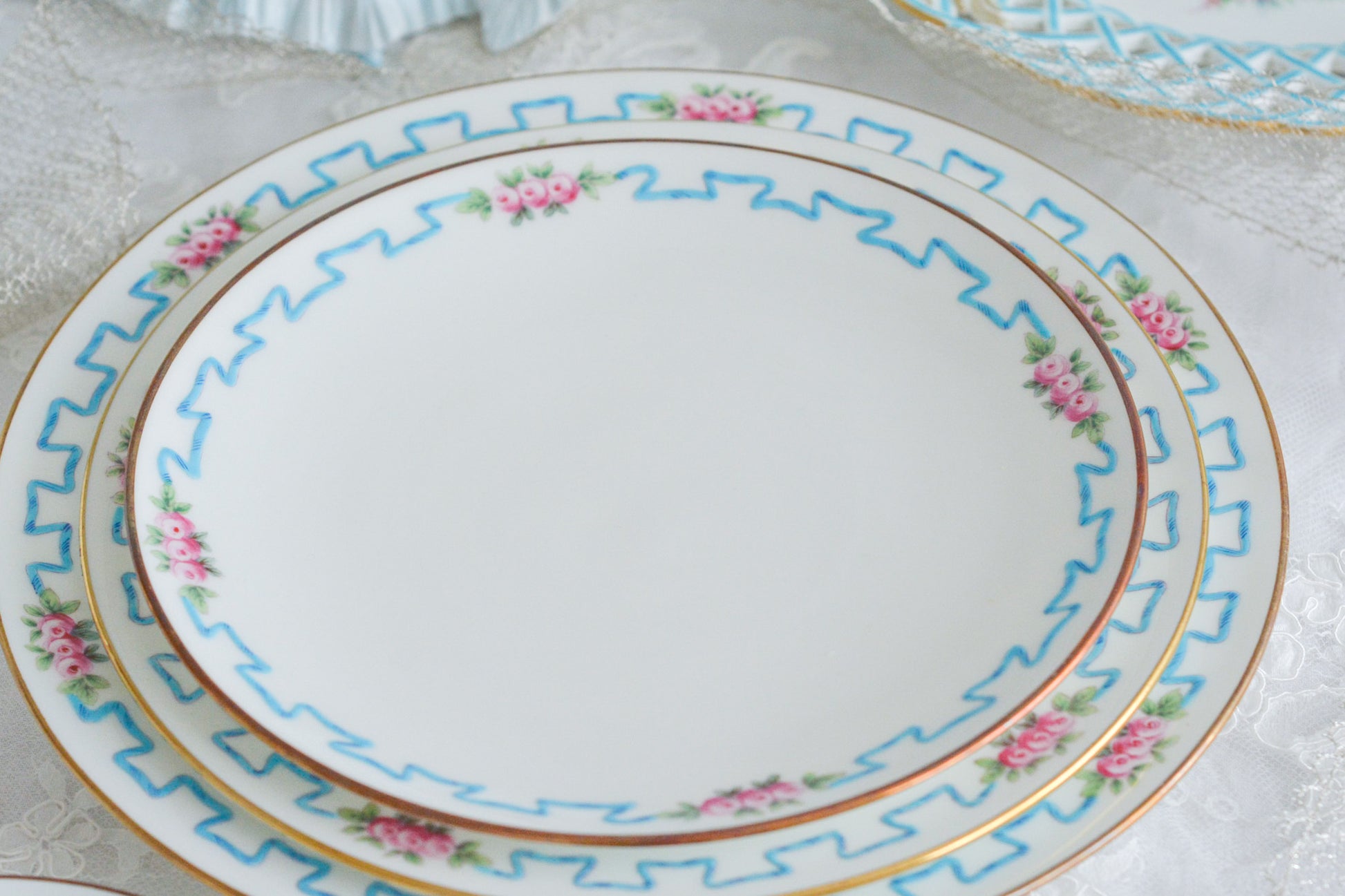 ミントンブルーのリボンに可憐な薔薇の模様が可愛らしいティーセット。カップ&ソーサー、サイドプレート、ランチョンプレート、ディナープレートのお得なセットで、どのシーンにも対応できるセットです。お茶やお食事などこのセットでお楽しみください。大きなプレートはサービングプレートとしても活躍します