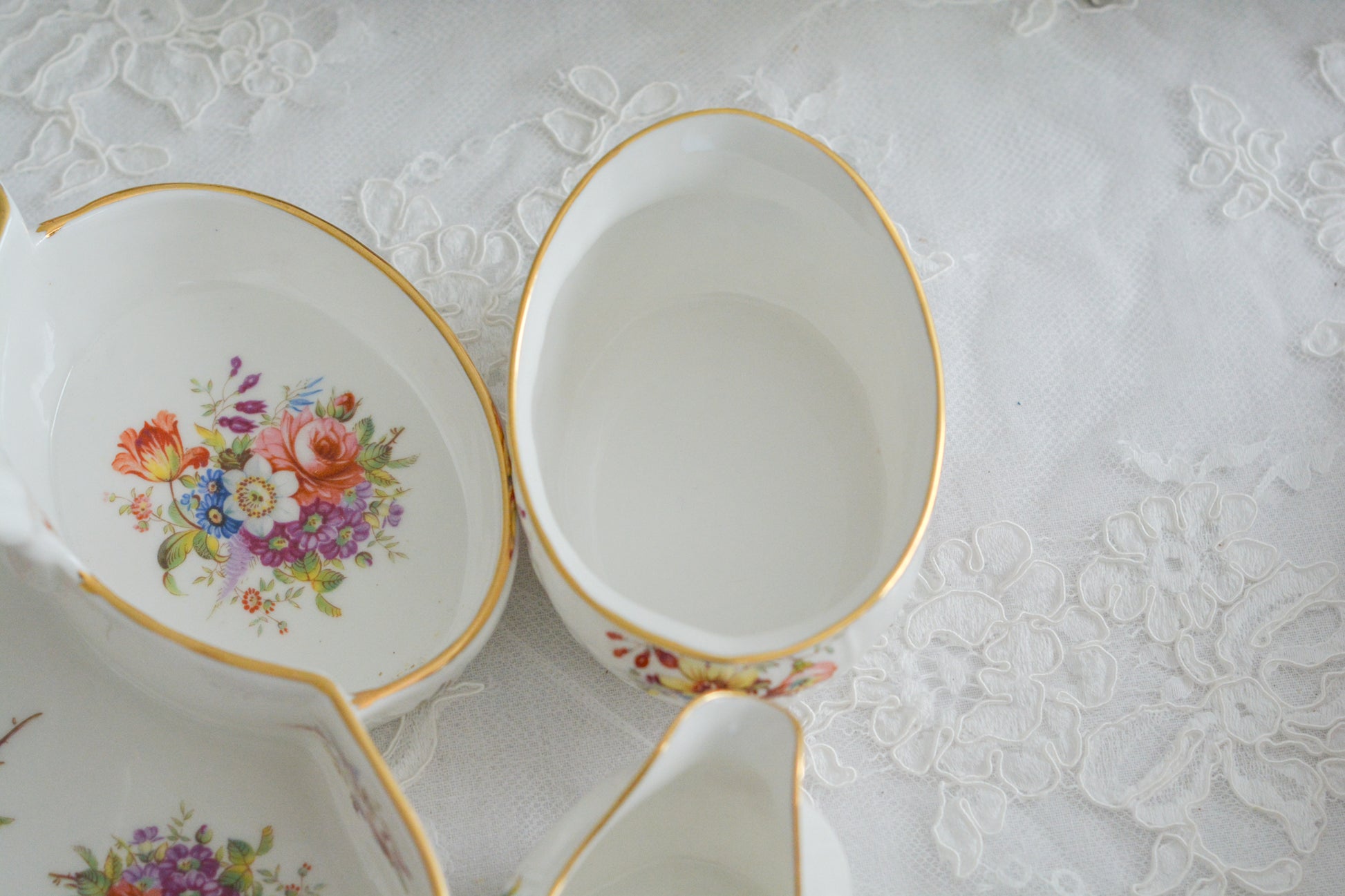 ハマースレイのハワードスプレイシリーズのストロベリーバスケット。ストロベリーバスケットは、イチゴを入れるバスケットでシュガー入れとクリーマーがついています。生産量が少なく、とても人気があるアイテムの一つ。こちらは老舗高級食器店のT.GOODEの特注品です。人気のハワードスプレイの華やかなストロベリーバスケットは、イチゴはもちろん、スコーンや焼き菓子などを乗せても素敵ですね。