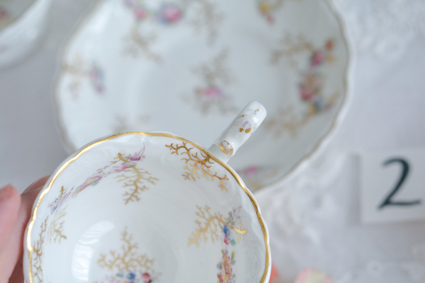 コールポートの花々と宿木?の描かれたプレートです。私は宿木シリーズと呼んでおります。こちらは見が描かれていないので、他の木や珊瑚のようにも見えます。金彩部分もハンドペイントで描かれていて、コールポートらしい上品なお品となっております。華やかでクリスマスにもぴったりな雰囲気です。