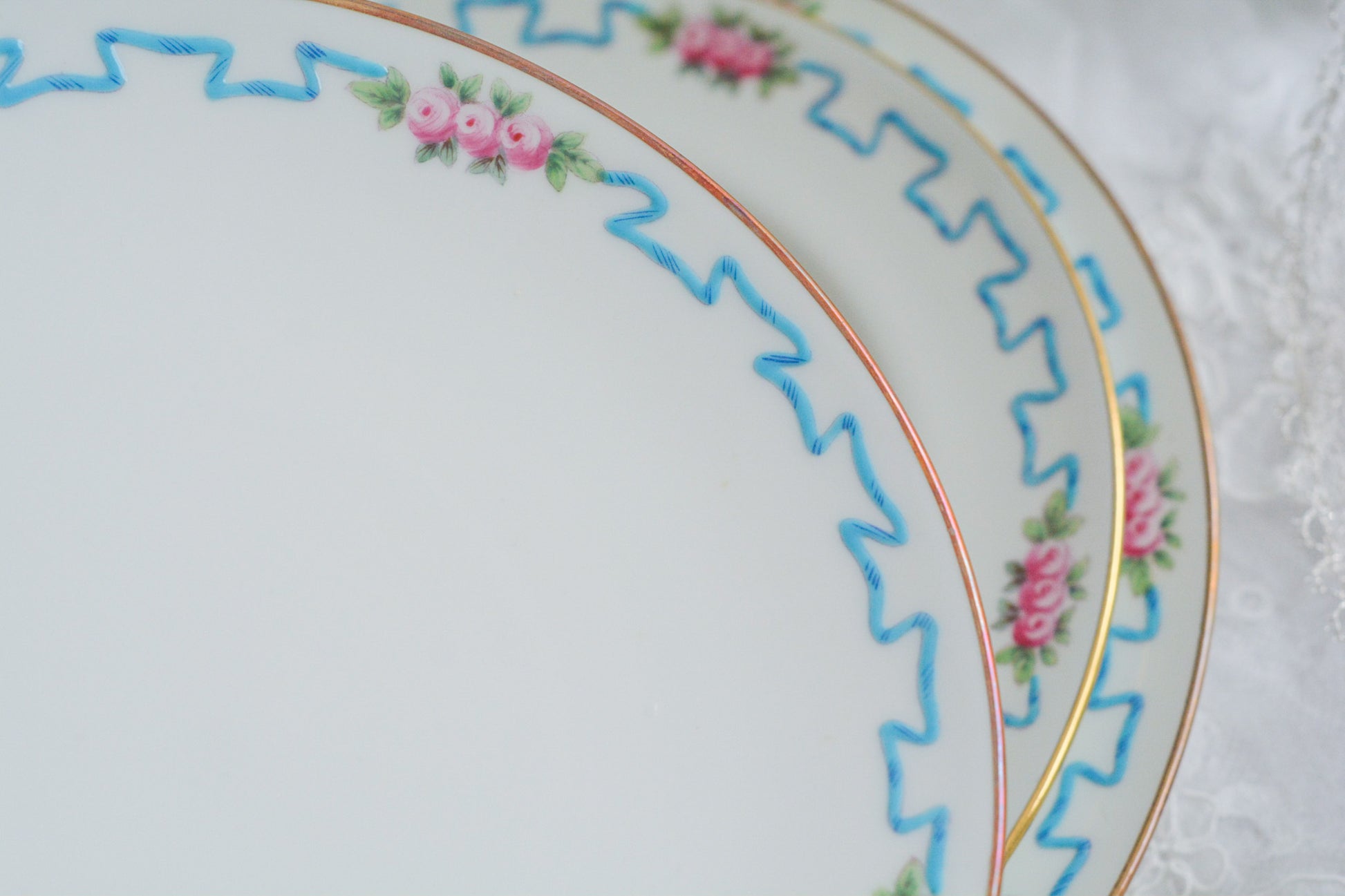 ミントンブルーのリボンに可憐な薔薇の模様が可愛らしいティーセット。カップ&ソーサー、サイドプレート、ランチョンプレート、ディナープレートのお得なセットで、どのシーンにも対応できるセットです。お茶やお食事などこのセットでお楽しみください。大きなプレートはサービングプレートとしても活躍します