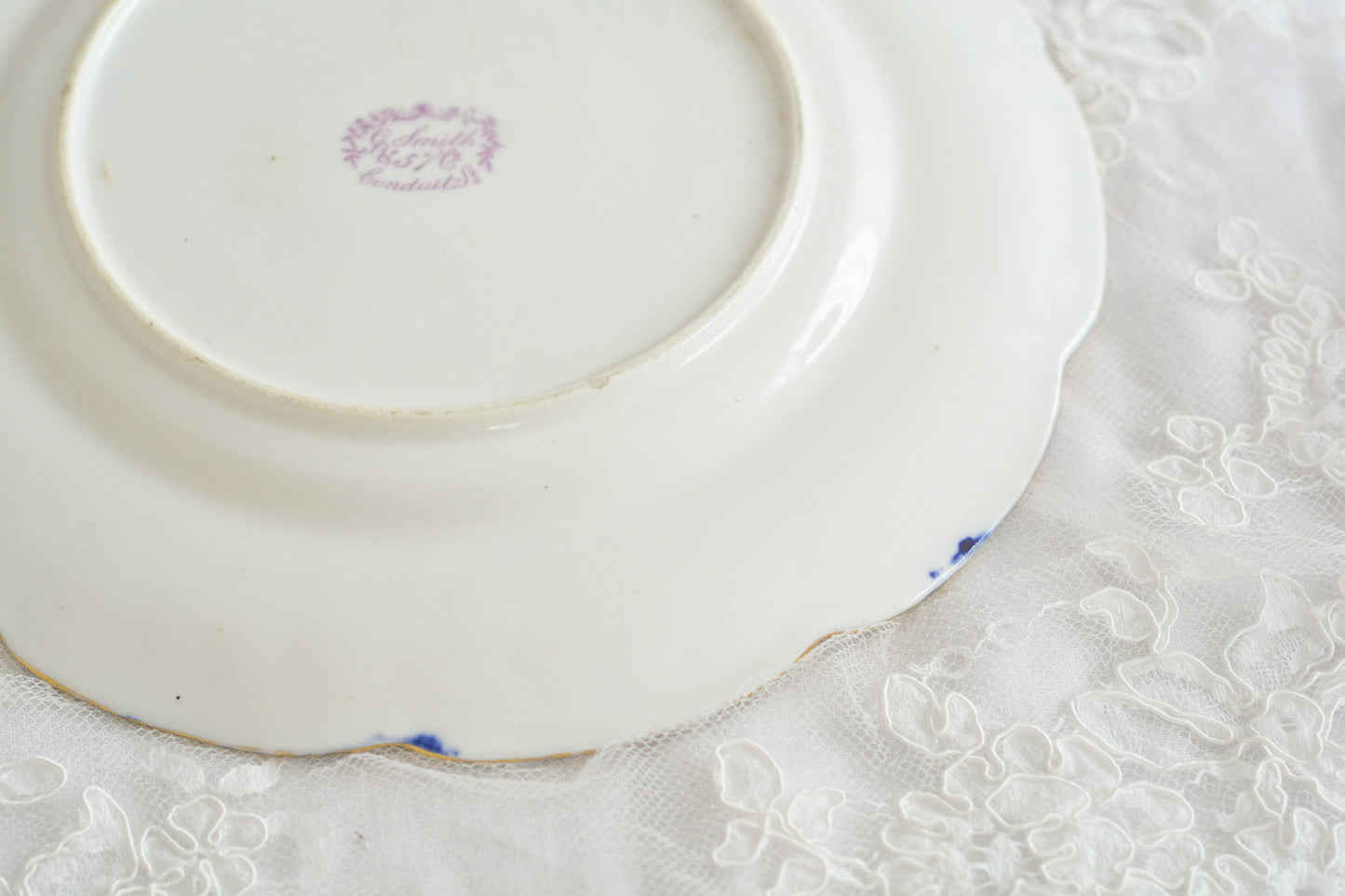 コバルトブルーに金彩の縁どりに豪華な模様。ロココリバイバルの優美なプレートです。バックスタンプには小売店のスタンプのみですが、以前ご紹介したアデレードシェイプにデザインがよく似ております、その為、コールポートの作品かなと推察しております。スイーツやフルートのせて当時ような華やかなティータイムをお楽しみください。