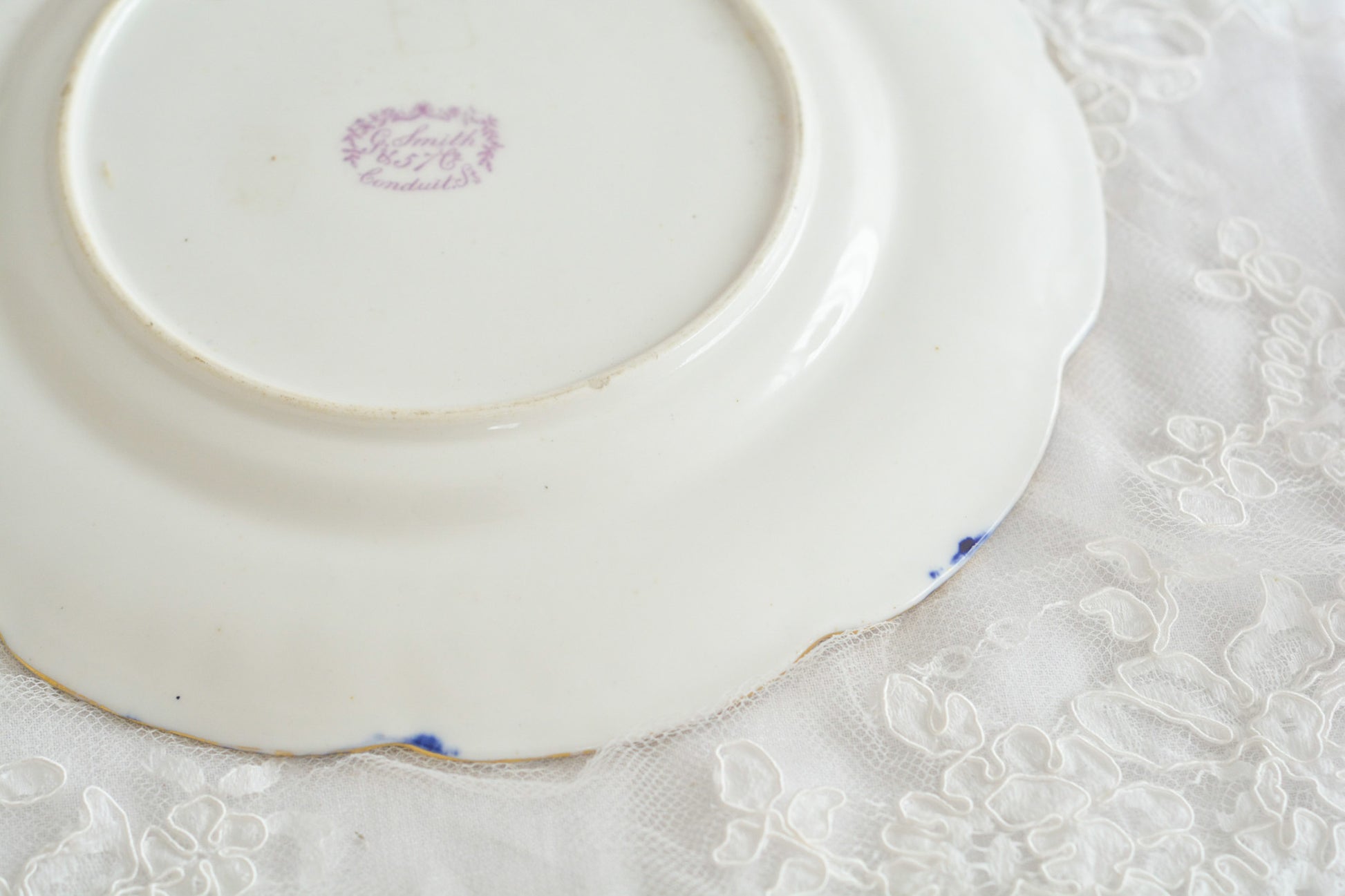 コバルトブルーに金彩の縁どりに豪華な模様。ロココリバイバルの優美なプレートです。バックスタンプには小売店のスタンプのみですが、以前ご紹介したアデレードシェイプにデザインがよく似ております、その為、コールポートの作品かなと推察しております。スイーツやフルートのせて当時ような華やかなティータイムをお楽しみください。