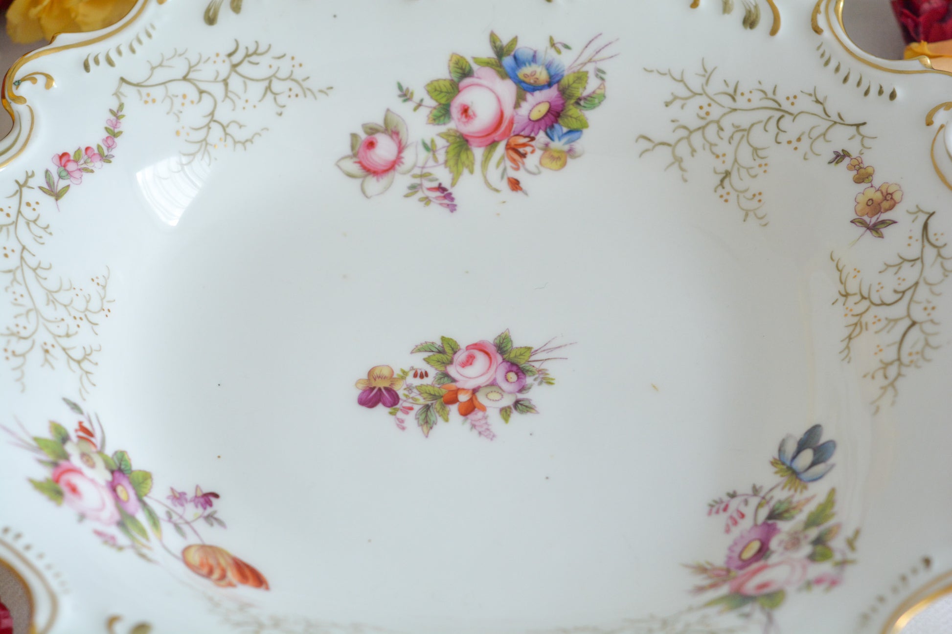コールポートの花々と宿木?の描かれたサービングプレートです。私は宿木シリーズと呼んでおります。ハンドペイントで生き生きと描かれたお花と、繊細で丁寧に描かれた金彩の宿木がコールポートらしく上品です。華やかでクリスマスにもぴったりな雰囲気ですね。