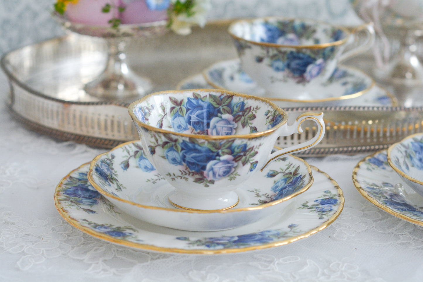 ブルーのバラが美しい、ロイヤルアルバートのムーンライトシリーズのティートリオです。オールドカントリーローズのブルーバージョンで、世界的に人気のあるシリーズです。英国湖水地方の庭園をイメージしたと言われる、美しい色合いがとても美しくティータイムを彩ります。こちらは全部で3点ございます。