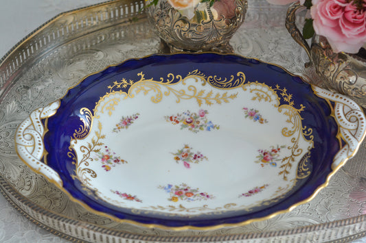コールポートの可愛らしいオーバルプレート。可愛らしいお花柄にコバルトブルーの縁がとても美しいです。ハンドル付きで使いやすい形状となっています。こちらはクラックのあるアウトレットのお品で、蚤の市の特別価格になっています。あまりに重いものや高温のものを入れるとヒビがさらに広がる場合がございますのでご注意くださいませ。