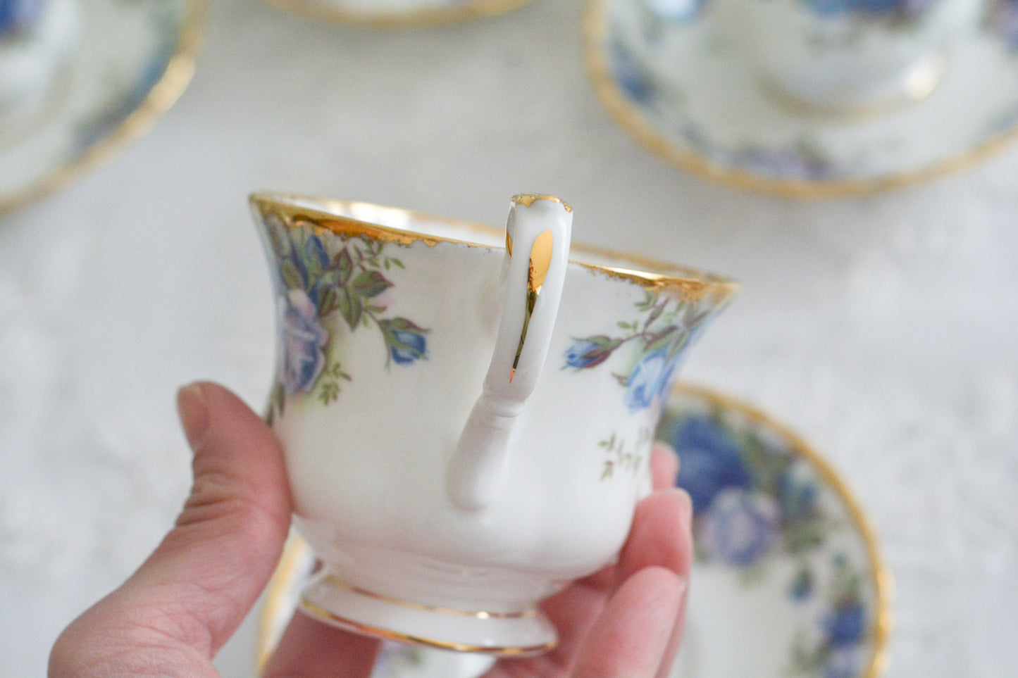 ブルーのバラが美しい、ロイヤルアルバートのムーンライトシリーズのデュオです。オールドカントリーローズのブルーバージョンで製造数が少なく、世界的に人気のあるシリーズです。爽やかな色合いがとても美しくティータイムを彩ります。