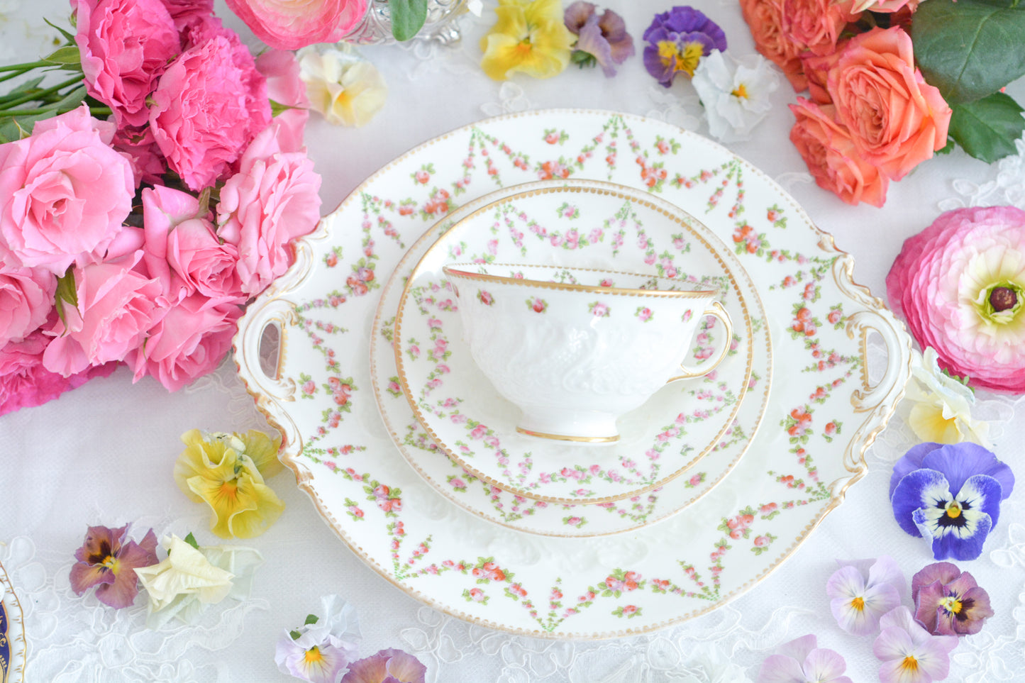バラのガーランド模様が可愛らしい、ジョージ・ジョーンズ・クレッセントのセットです。カップ&ソーサー、サイドプレート、B&Bプレートのとても便利なセットです。クレッセントらしい可憐で上品な雰囲気がティータイムを盛り上げます。素磁の模様もとっても可愛らしいですよ。