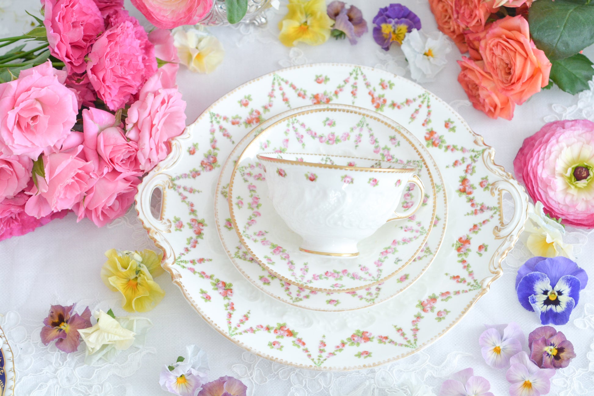 バラのガーランド模様が可愛らしい、ジョージ・ジョーンズ・クレッセントのセットです。カップ&ソーサー、サイドプレート、B&Bプレートのとても便利なセットです。クレッセントらしい可憐で上品な雰囲気がティータイムを盛り上げます。素磁の模様もとっても可愛らしいですよ。