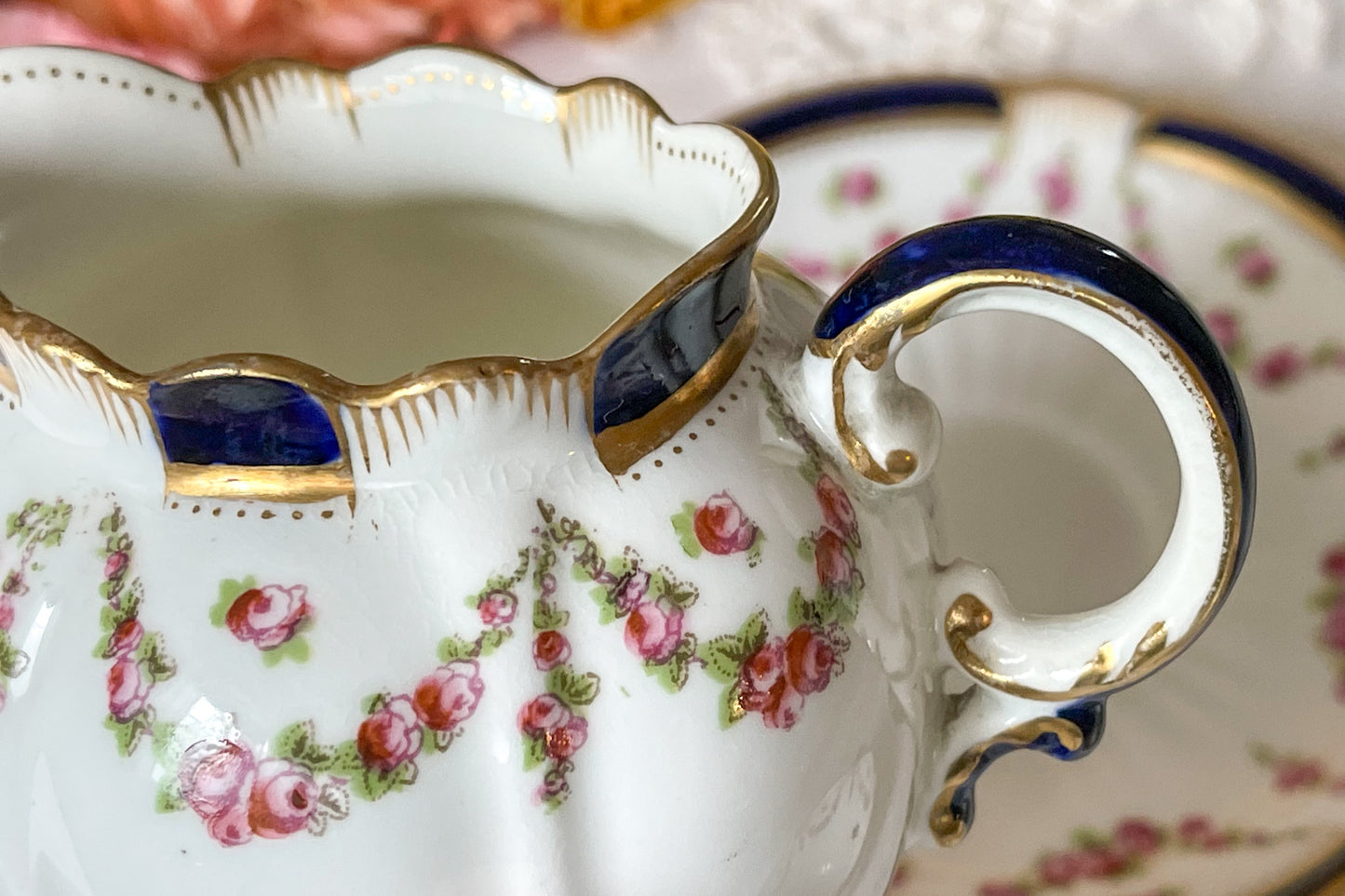 クレッセントのティーセット。薔薇のガーランドが大変可愛らしいお品です。Rose Antiquesはコールポートをはじめ英国のアンティーク食器をご紹介しています。