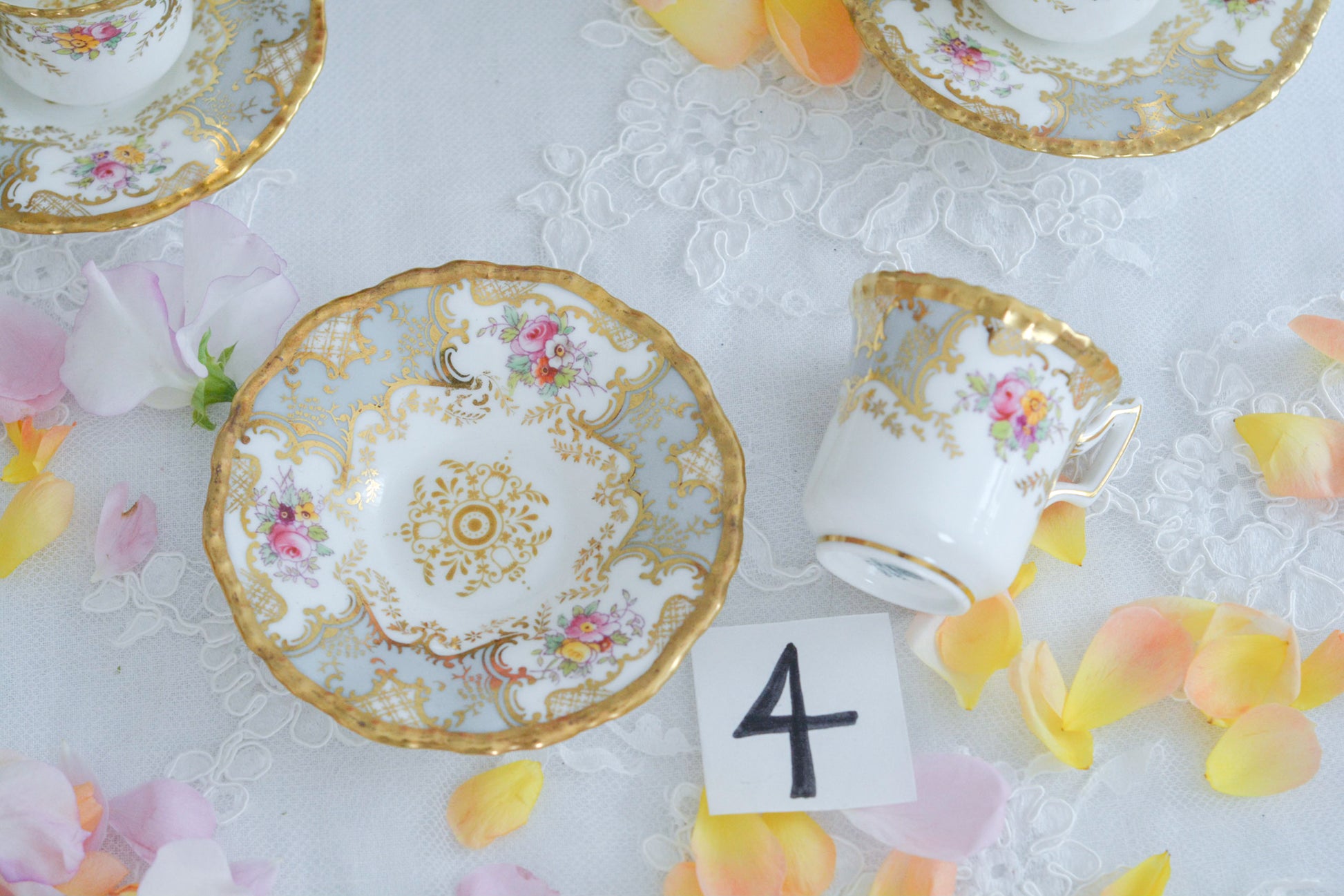 コールポートの人気シリーズ「バットウィング」。バットウィングは、たくさんのカラーバリエーションがあります。グレーカラーはレアカラーで、優しく明るい雰囲気。金彩もとても豪華でテーブルにあるだけでキラキラと輝いて見えます。デミタスカップの小さな世界に豪華で美しい模様がぎゅっと詰まった大変素晴らしいお品です。バットウィングシリーズも状態の良いお品は入手困難になってきました。貴重なグレーのバットウィングの輝きをどうぞお楽しみください。