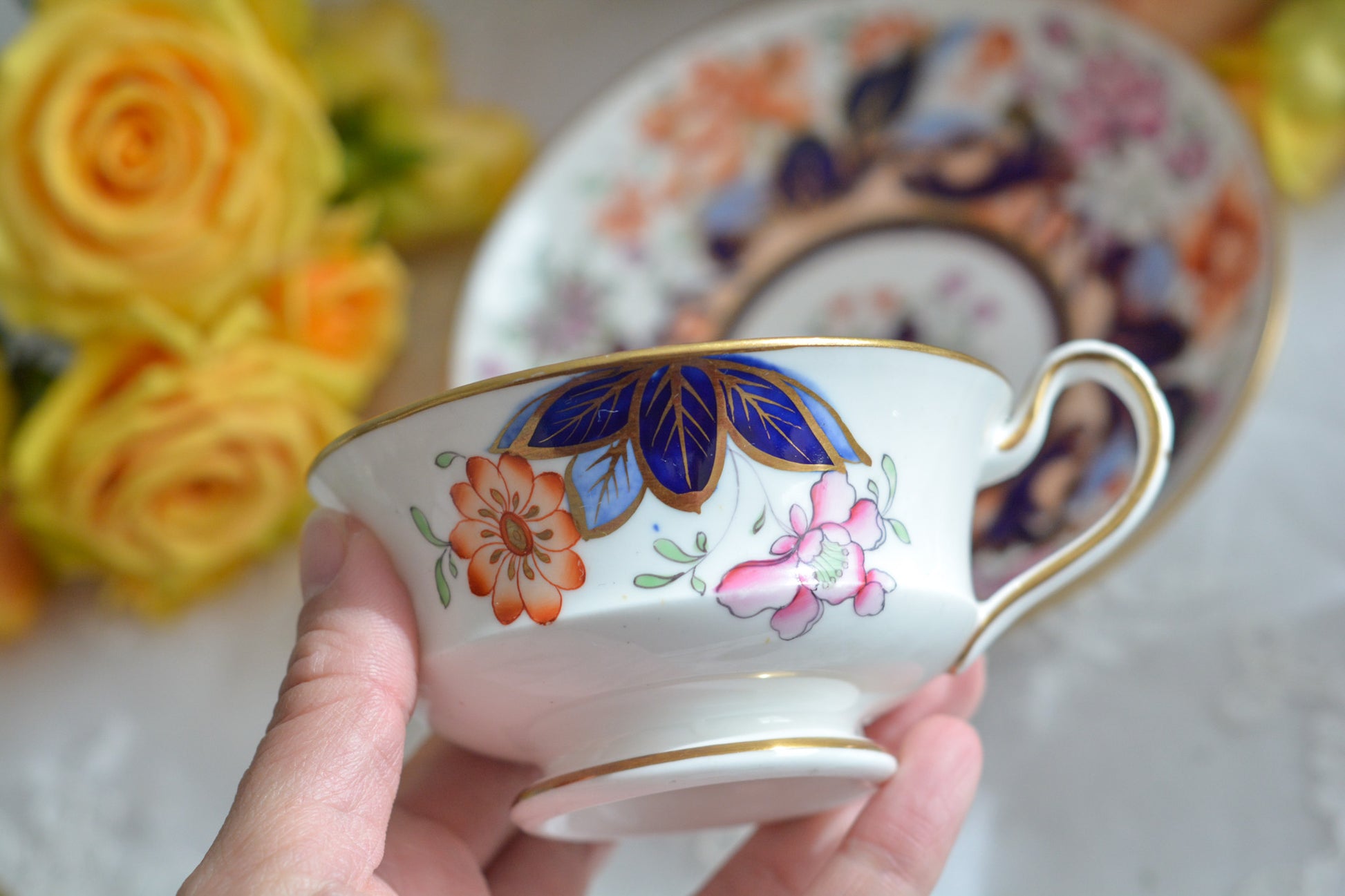 伊万里スタイルが美しいトゥルートリオ。コールポートのエンパイアシェイプによく似ています。1820年〜30年頃の作品と思われ、約200年が経過してなお美しく凛とした姿は日本の侘び寂びにも通じるのではないでしょうか?紅茶、コーヒーだけでなく、緑茶にもよく合いそうですね。トゥルートリオは、ティーカップ、コーヒーカップ、ソーサーのセットで、紅茶とコーヒーどちらもお楽しみいただけるセットです。