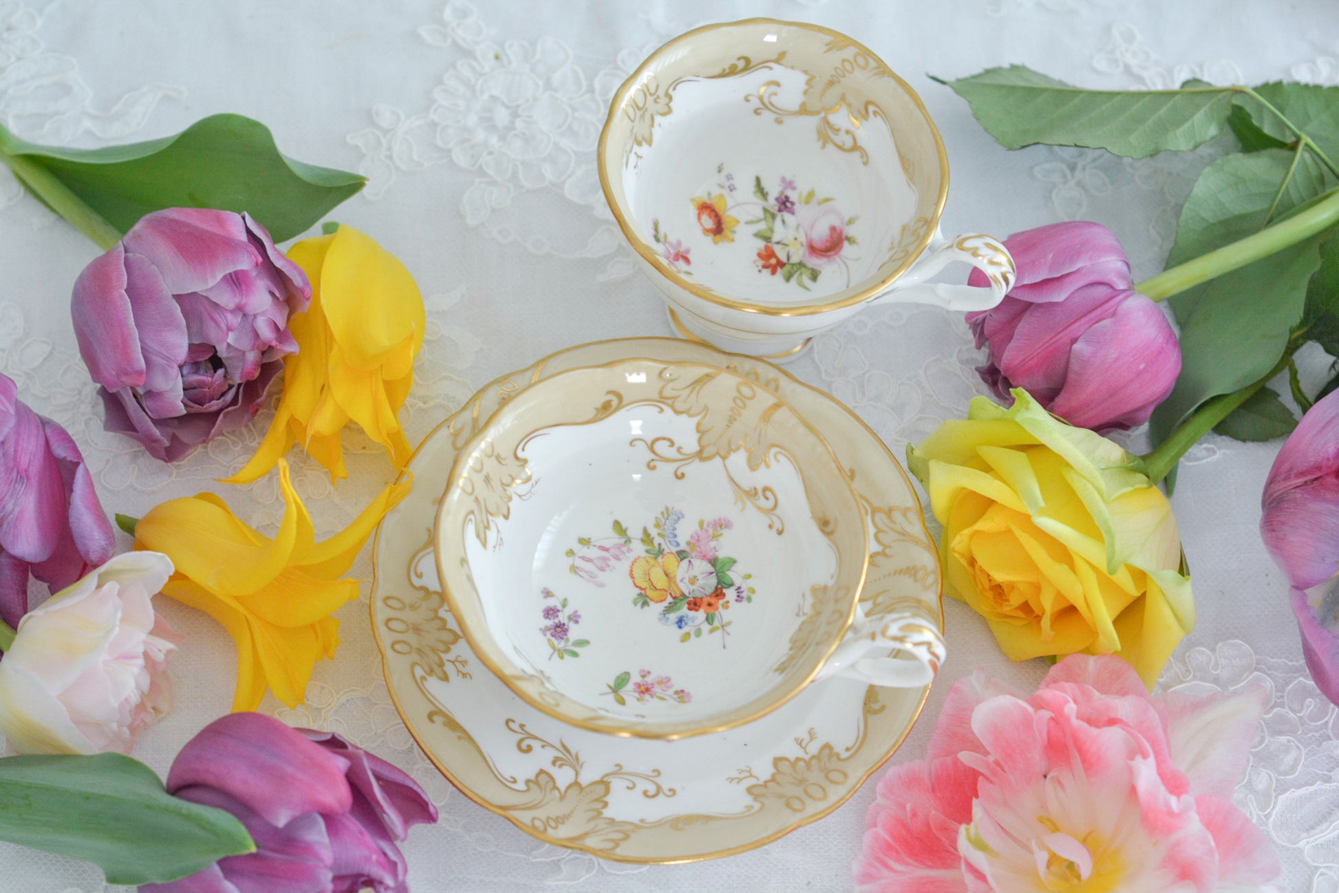 リッジウェイの優雅なトゥルートリオです。ハンドルがとても可愛らしく、ハンドペイントで描かれたお花達も生き生きと描かれています。トゥルートリオは、ティーカップ、コーヒーカップ、ソーサーのセットでヴィクトリア時代の初期頃まではトリオといえばこちらが主流でした。今ではとても貴重になっています。紅茶もコーヒーも楽しめるのがいいですね。