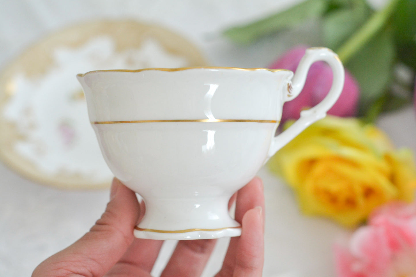 リッジウェイの優雅なトゥルートリオです。ハンドルがとても可愛らしく、ハンドペイントで描かれたお花達も生き生きと描かれています。トゥルートリオは、ティーカップ、コーヒーカップ、ソーサーのセットでヴィクトリア時代の初期頃まではトリオといえばこちらが主流でした。今ではとても貴重になっています。紅茶もコーヒーも楽しめるのがいいですね。