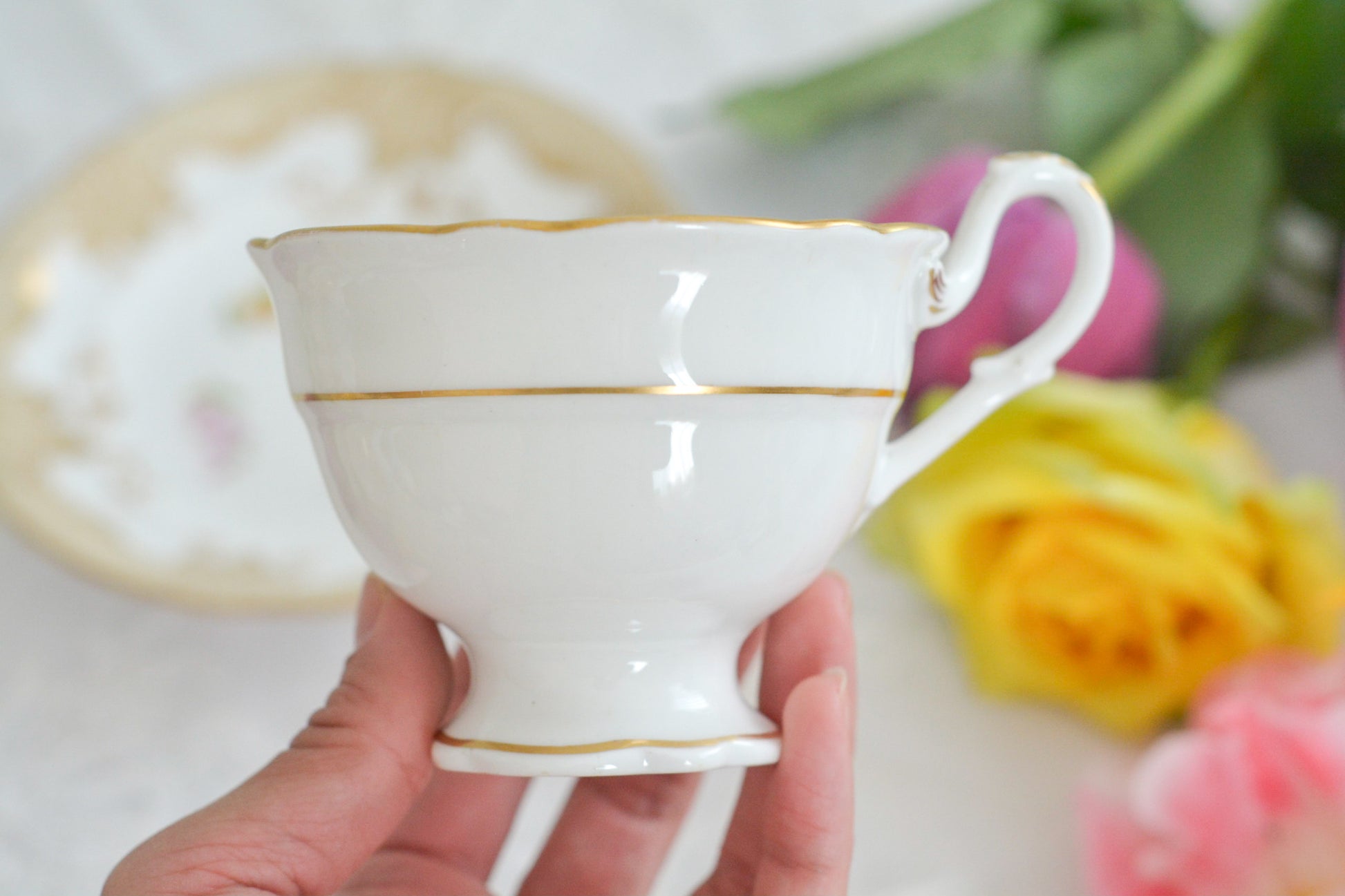 リッジウェイの優雅なトゥルートリオです。ハンドルがとても可愛らしく、ハンドペイントで描かれたお花達も生き生きと描かれています。トゥルートリオは、ティーカップ、コーヒーカップ、ソーサーのセットでヴィクトリア時代の初期頃まではトリオといえばこちらが主流でした。今ではとても貴重になっています。紅茶もコーヒーも楽しめるのがいいですね。