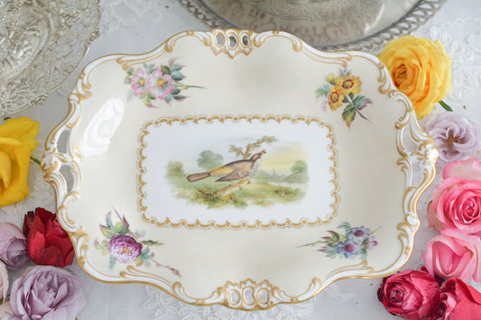 ダベンポートの素晴らしいタッツァがやってきました。お花と中央には鳥が丁寧に描かれています。描かれている鳥はイギリスでターリングと呼ばれているムクドリで、食べ物を捕まえている様子がイキイキと描かれています。イギリスのお庭にお邪魔したようなそんな気分になるタッツァです。フルーツや英国菓子をのせたくなりますね。