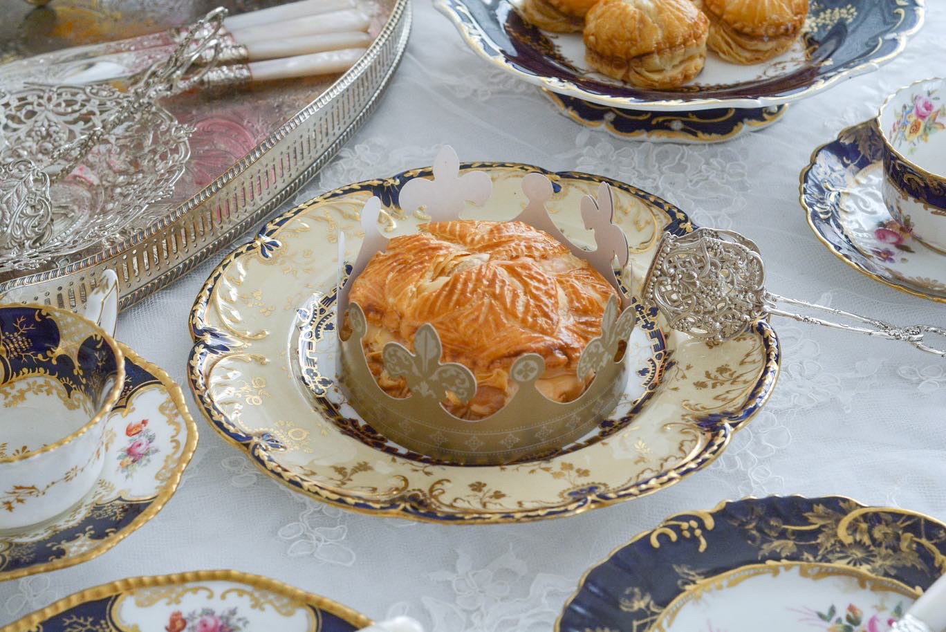 コバルトブルーに金彩の縁どりに豪華な模様。ロココリバイバルの優美なプレートです。バックスタンプには小売店のスタンプのみですが、以前ご紹介したアデレードシェイプにデザインがよく似ております、その為、コールポートの作品かなと推察しております。スイーツやフルートのせて当時ような華やかなティータイムをお楽しみください。