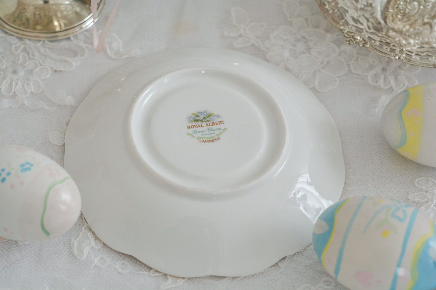 ロイヤルアルバートのネルグウィンシリーズ。ネル・グウィンはイングランド王チャールズ2世の寵姫です。このシリーズはロンドンの地域名やストリート名がつけられています。このランベスは全面にスズランの美しい絵柄が印象的。ネルグウィンシリーズの中でも入手困難なお品です。人気のすずらん柄のカップがティータイムを彩ります。