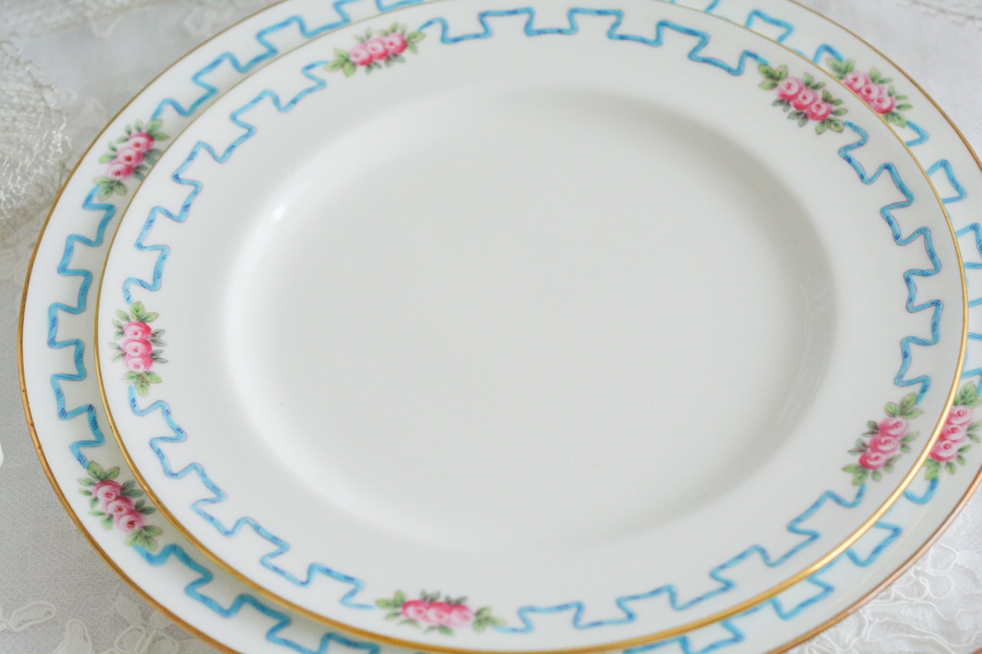 ミントンブルーのリボンに可憐な薔薇の模様が可愛らしいティーセット。カップ&ソーサー、サイドプレート、ランチョンプレート、ディナープレートのお得なセットで、どのシーンにも対応できるセットです。お茶やお食事などこのセットでお楽しみください。大きなプレートはサービングプレートとしても活躍します