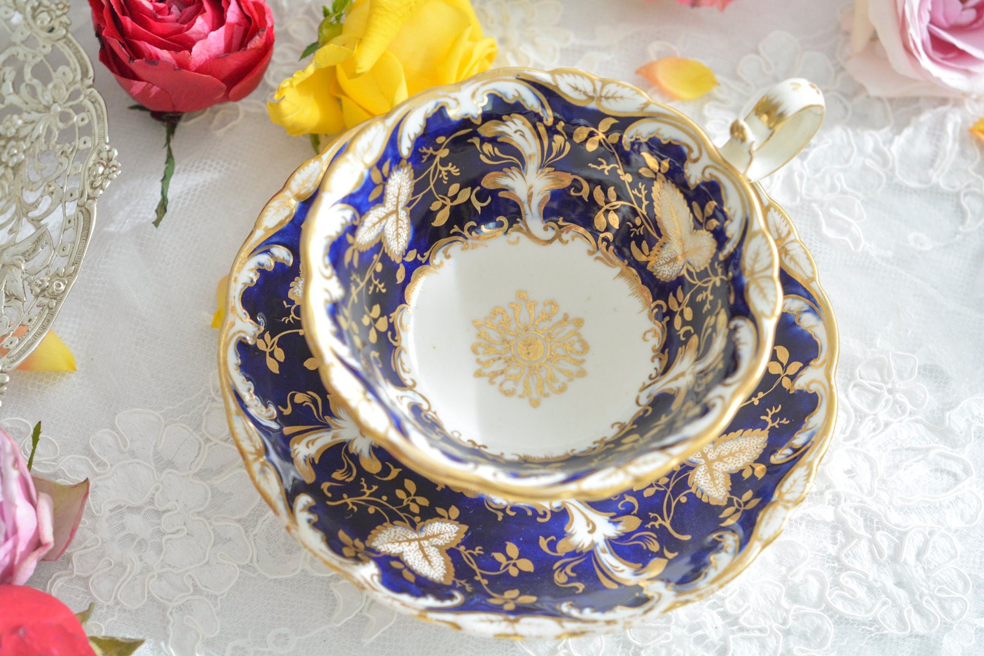 コバルトブルーに金彩の葉っぱ模様が大変美しい、コールポートアデレードシェイプのカップ&ソーサーです。優美なシェイプは大変美しく、重厚感がありながら繊細さも感じるお品です。カップに1ヶ所古いヒビが入っているためお値打ち価格になっています。ヒビはあるものの、ロココリバイバルの大変美しいカップです。