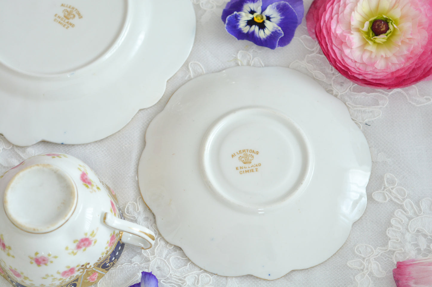 バラのガーランド模様が可愛らしい、ジョージ・ジョーンズ・クレッセントのセットです。カップ&ソーサー、サイドプレート、B&Bプレートのとても便利なセットです。クレッセントらしい可憐で上品な雰囲気がティータイムを盛り上げます。素磁の模様もとっても可愛らしいですよ。