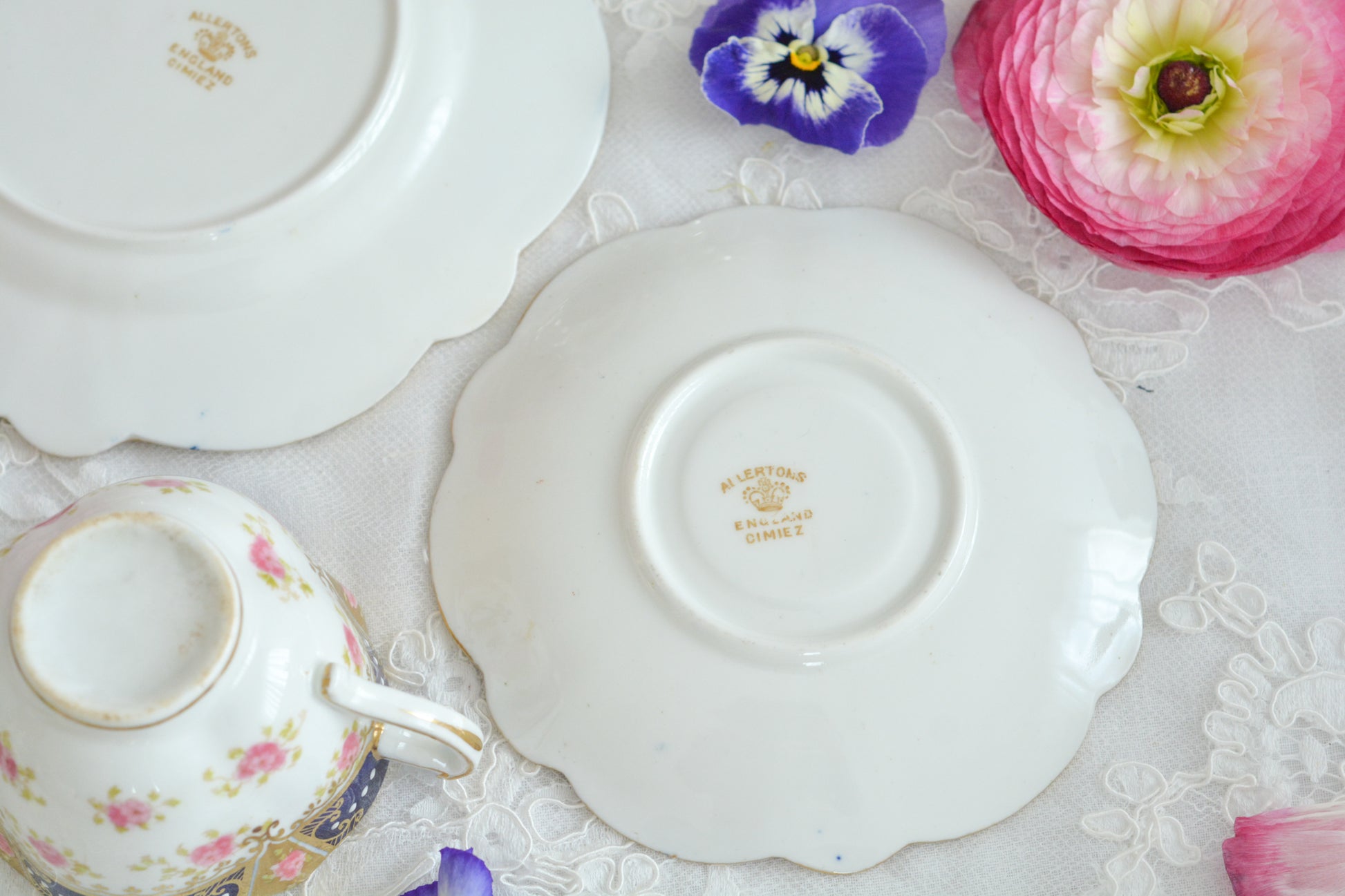 バラのガーランド模様が可愛らしい、ジョージ・ジョーンズ・クレッセントのセットです。カップ&ソーサー、サイドプレート、B&Bプレートのとても便利なセットです。クレッセントらしい可憐で上品な雰囲気がティータイムを盛り上げます。素磁の模様もとっても可愛らしいですよ。