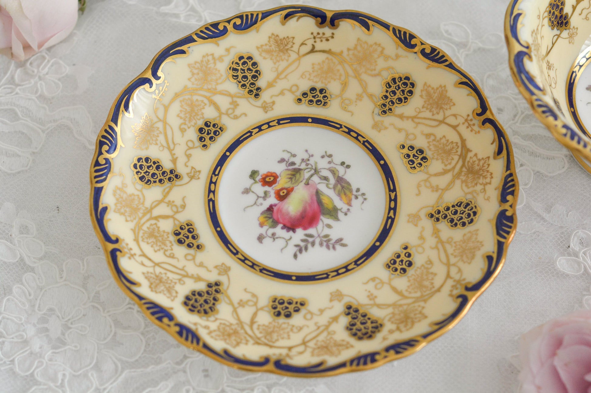 コールポートの1800年代の作品のリバイバルシリーズのオールドコールポートシリーズ。色々なお品がリバイバルされています。こちらはアデレードシェイプのリバイバル。ハンドルはアデレードシェイプハンドルではなくリングハンドルで、素磁も厚めに作られています。ロココリバイバルスタイルの優雅なデザインが美しいです。葡萄やフルーツ、お花の模様が大変豪華で美しいお品です。