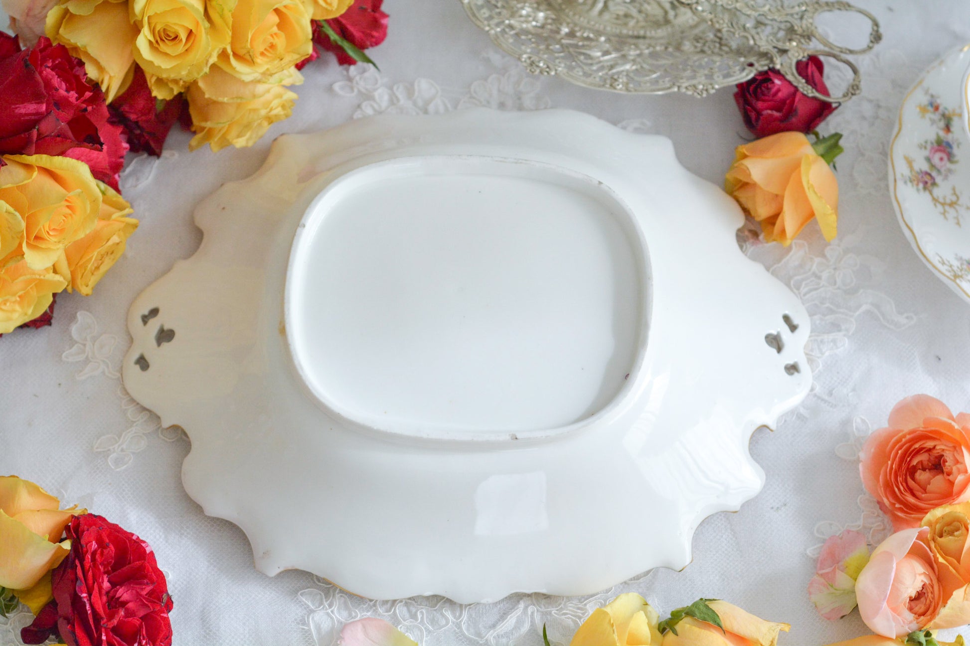 コールポートの花々と宿木?の描かれたサービングプレートです。私は宿木シリーズと呼んでおります。ハンドペイントで生き生きと描かれたお花と、繊細で丁寧に描かれた金彩の宿木がコールポートらしく上品です。華やかでクリスマスにもぴったりな雰囲気ですね。